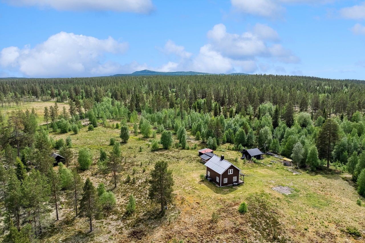 Eiendommen består av hytte, tømret gildestue, brakke, frittstående bod og et gammelt sommerfjøs Galleribilde