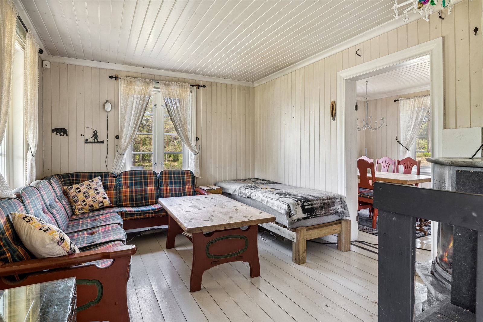 Stua er innredet med sofa og sofabord samt en enkel seng. Galleribilde