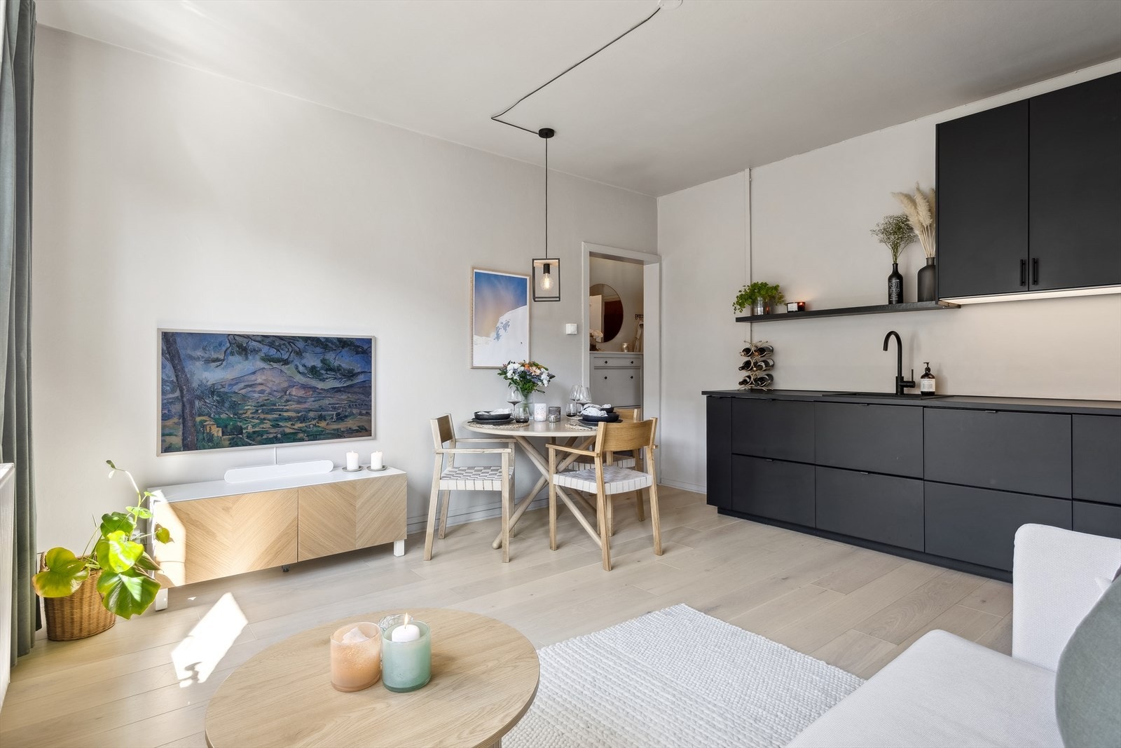 Dette er lys, pen og luftig 2-roms som ligger i byggets 4. etasje. Galleribilde