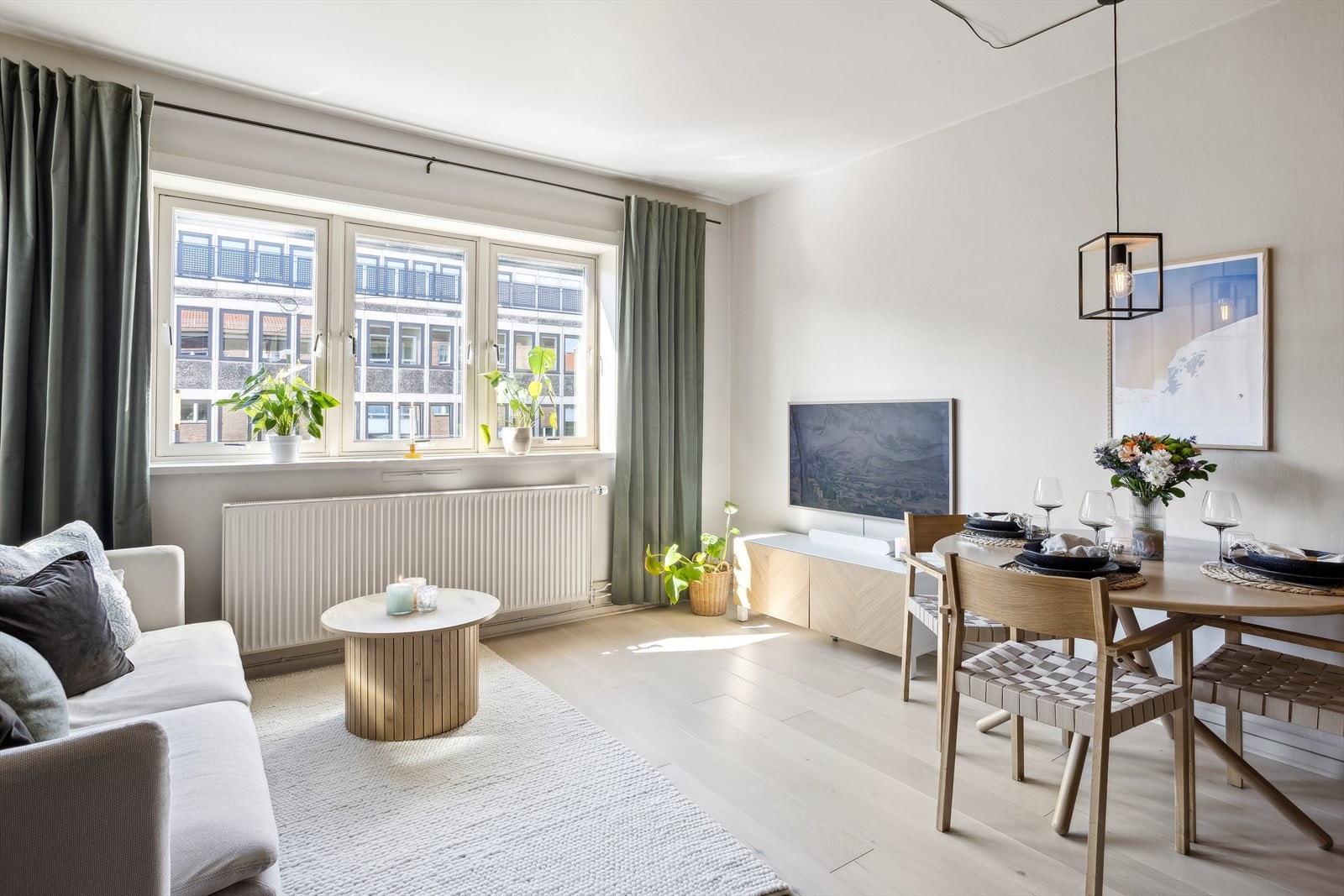 Boligen har i senere tid blitt oppgradert med nytt kjøkken i 2022, malte overflater i 2023 og ny 1-stavs eikeparkett i 2022. Galleribilde