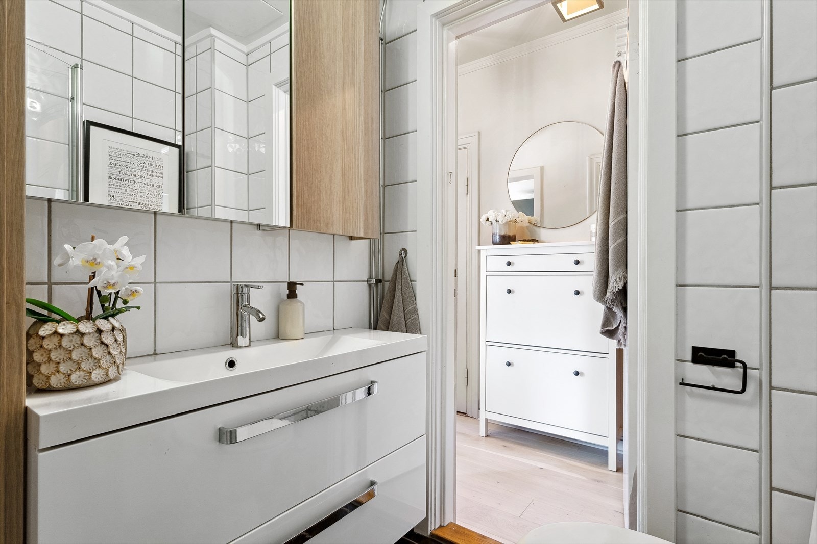 Flislagt baderom fra 2001 med elektriske varmekabler i gulv og malt himling. Baderoms innredningen er nyere fra 2014. Galleribilde