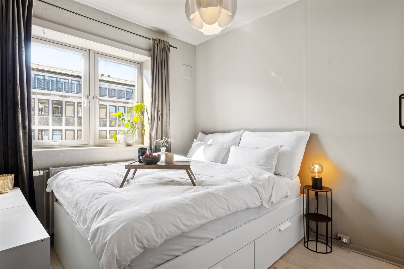 Her er det god plass til en dobbeltseng, tilhørende nattbord og annet ønskelig møblement. Galleribilde