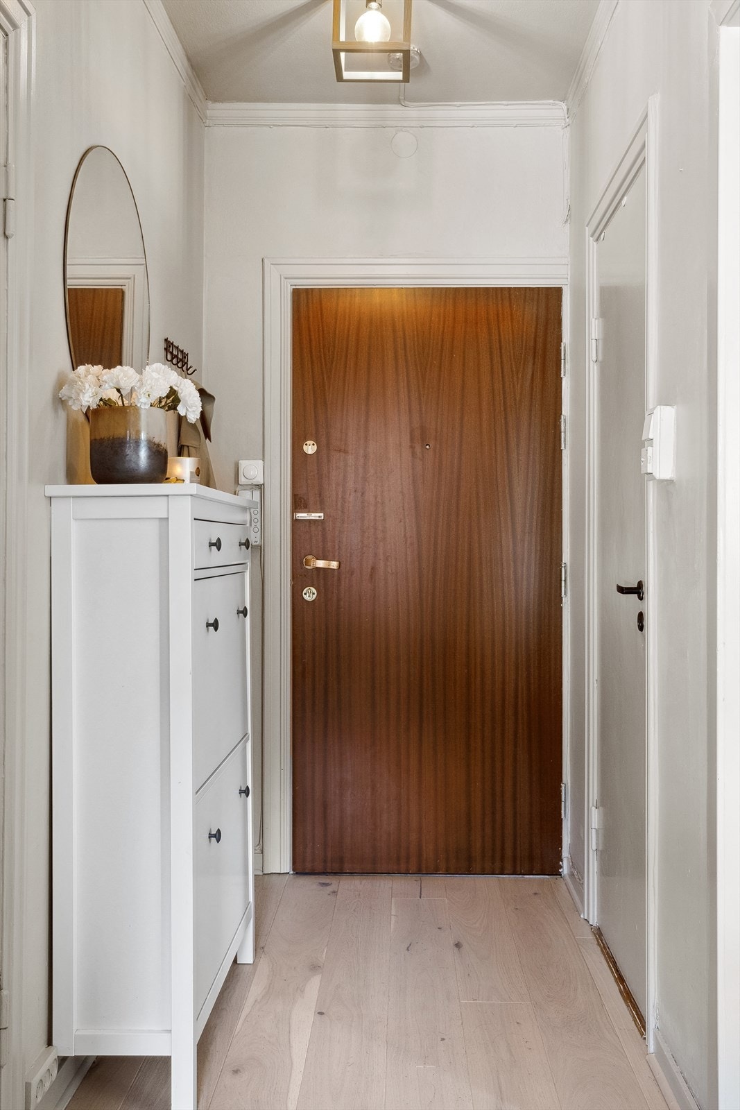 Her ønskes du velkommen inn i en romslig entré med god plass til å henge fra deg yttertøy. Galleribilde