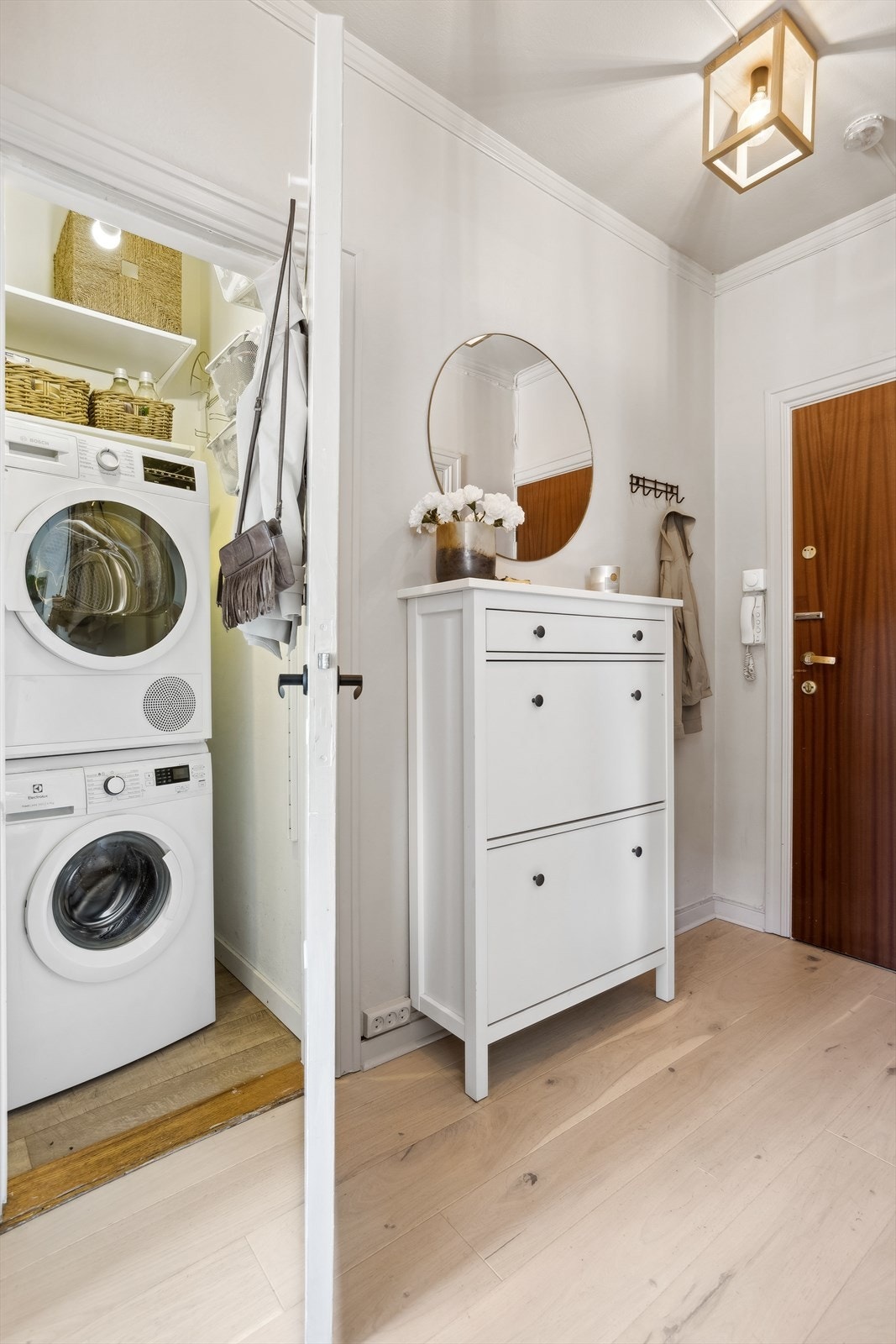 Leiligheten har en praktisk bod med godt plass til en vaskemaskin og tørketrommel. Galleribilde