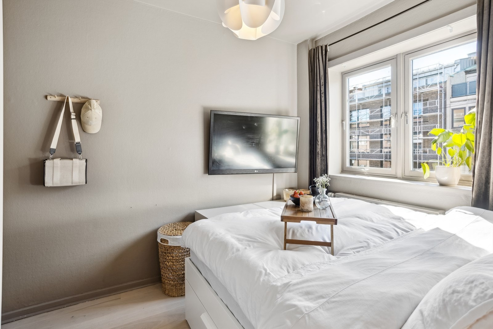 Det er lagt flott 1-stavs parkett på gulv og veggene er malt i en delikat beigetone. Galleribilde