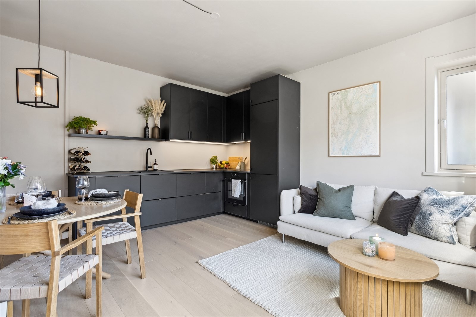 Kombinasjonen av den gode takhøyden målt til 2,69 meter og de generøse vindusflatene som slipper inn mye naturlig lys, gjør stuen fin og harmonisk. Galleribilde