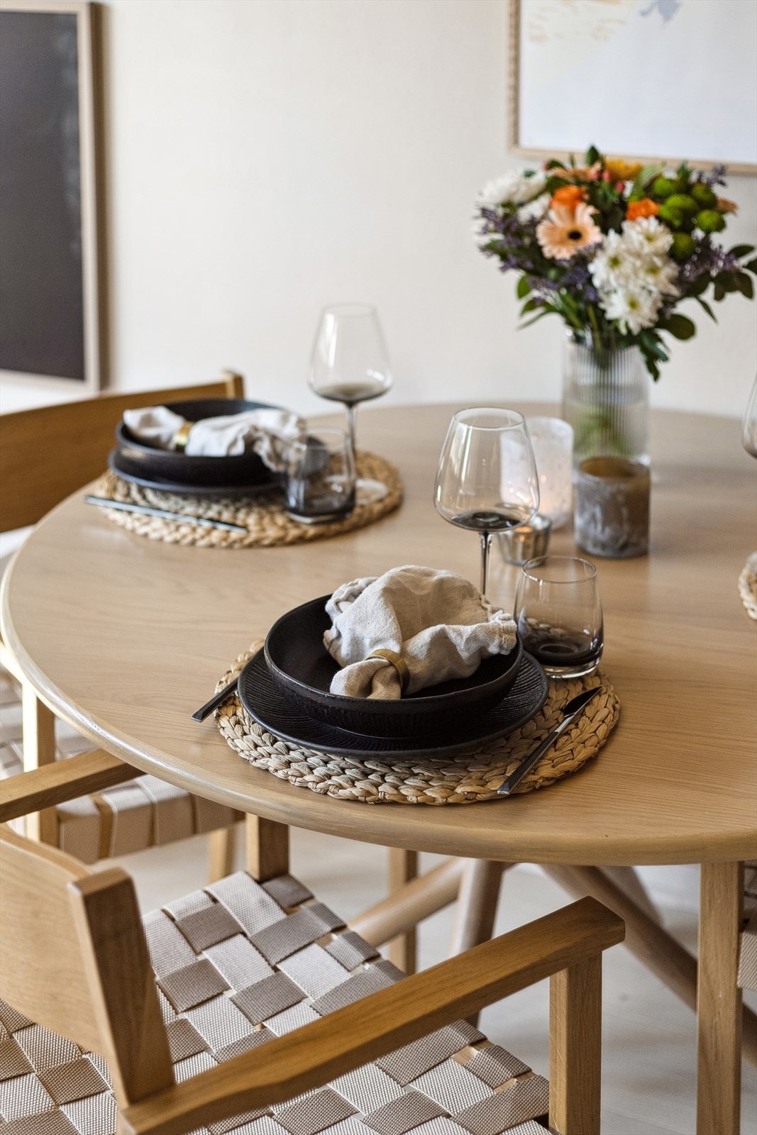 Det er plass til et spisebord hvor en bedre middag kan nytes sammen med det inviterte selskapet. Galleribilde