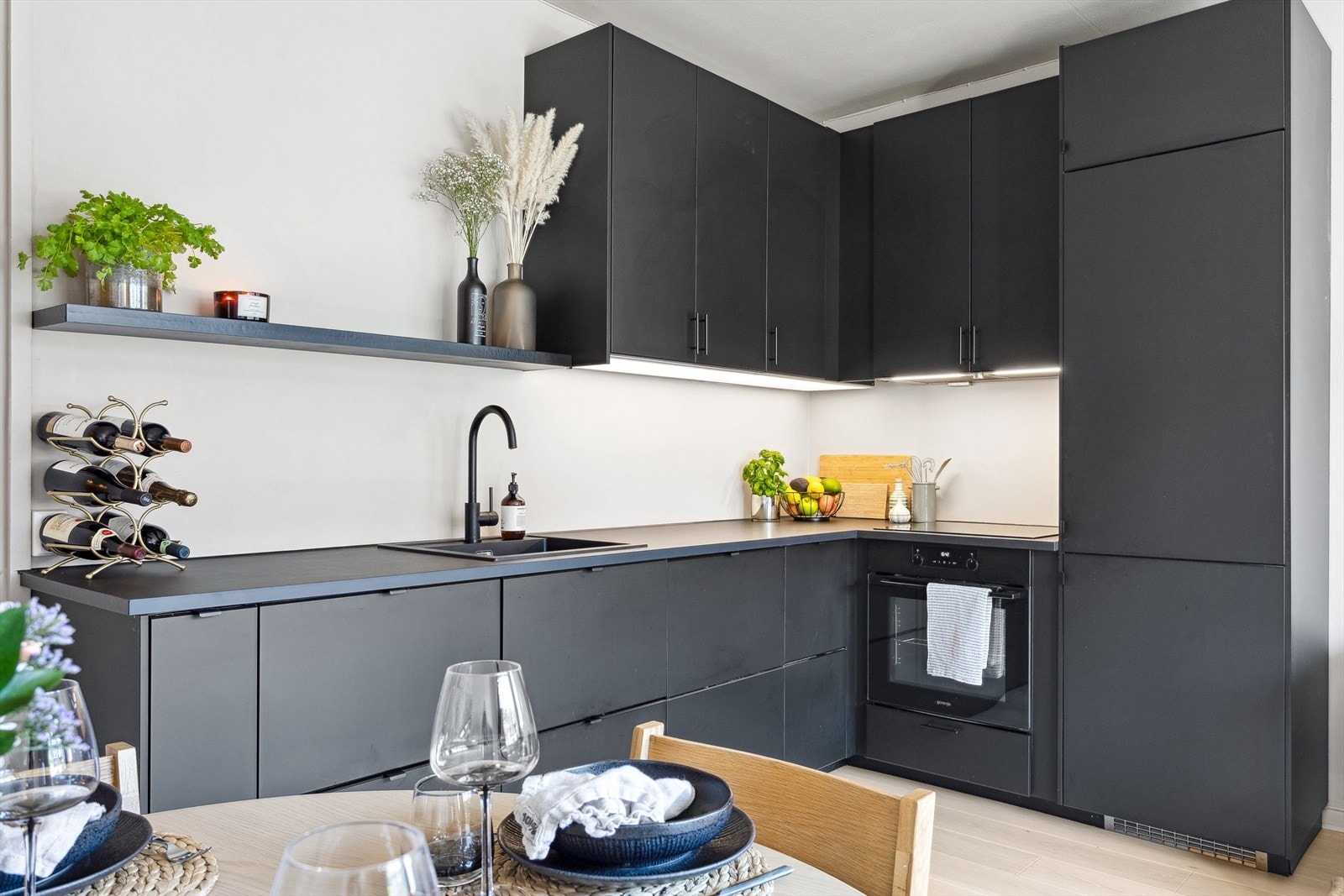 Hvitevarer som kjøl/fryseskap, oppvaskmaskin, (induksjonstopp fra 2023) og stekeovn er integrert i innredningen. Galleribilde