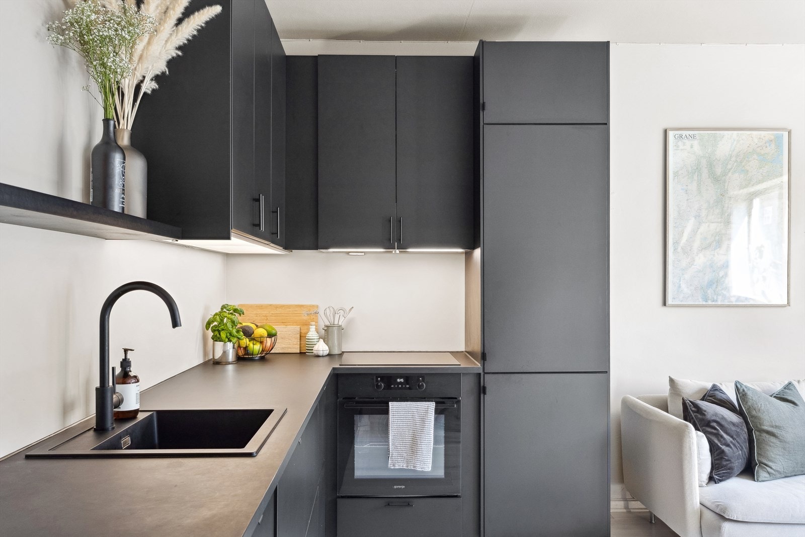 Med stue og kjøkken i ett blir det både gøy og sosialt å kokkelere til det inviterte selskapet. Galleribilde