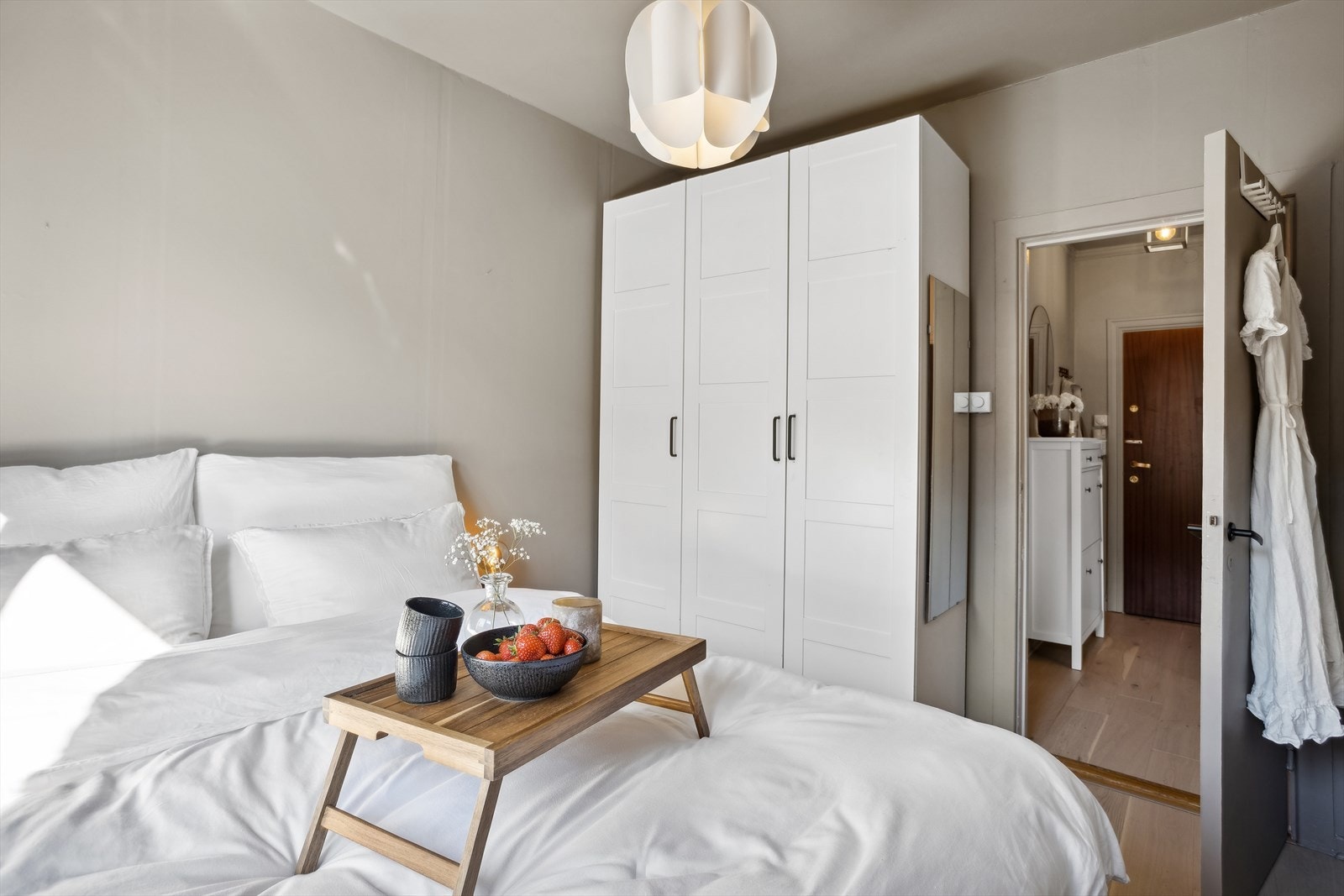 Klær kan pent ryddes bort i et romslig garderobeskap. Galleribilde