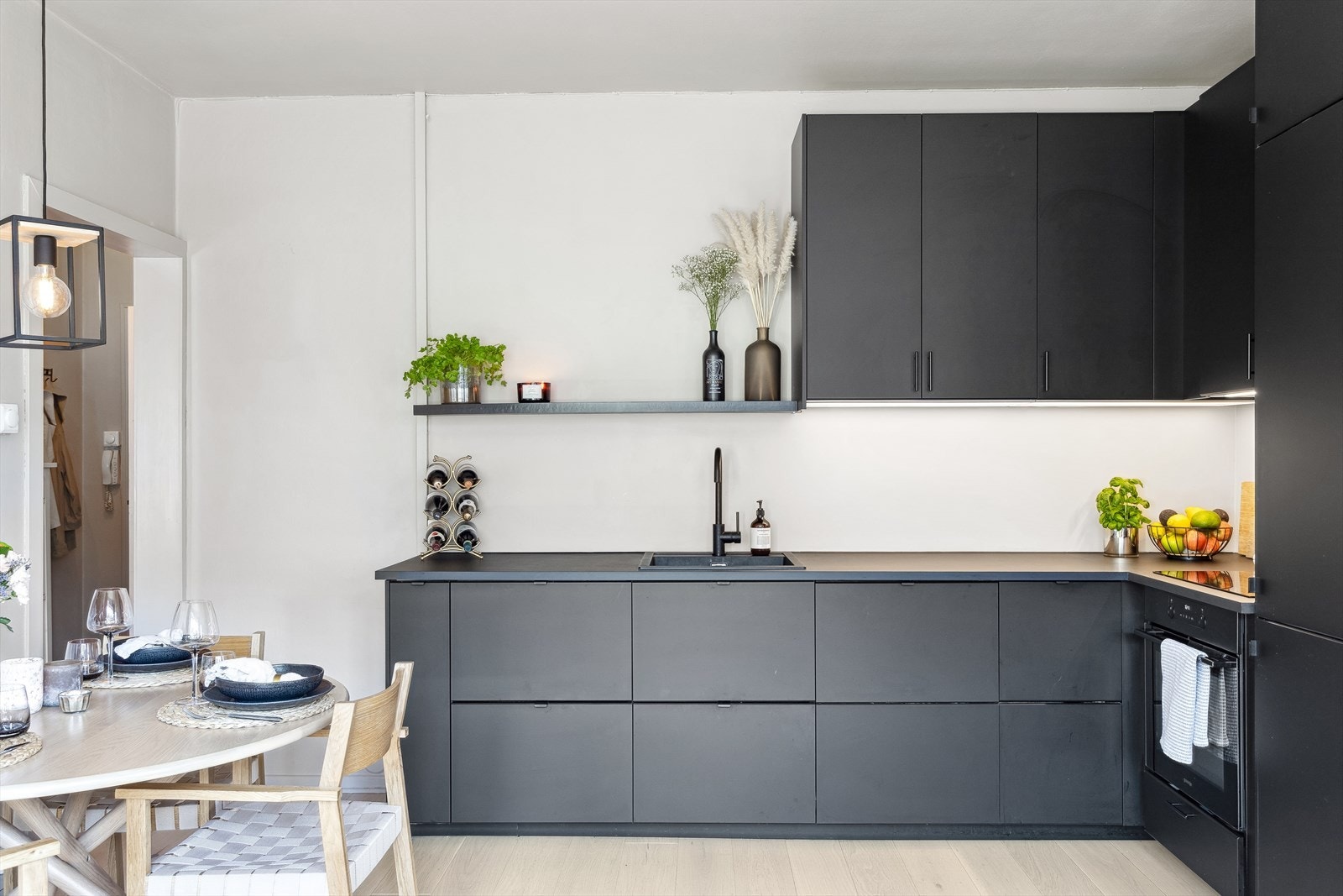 Smaktfullt IKEA Kjøkkeninnredning fra 2022 med glatte fronter og laminat benkeplate. Galleribilde