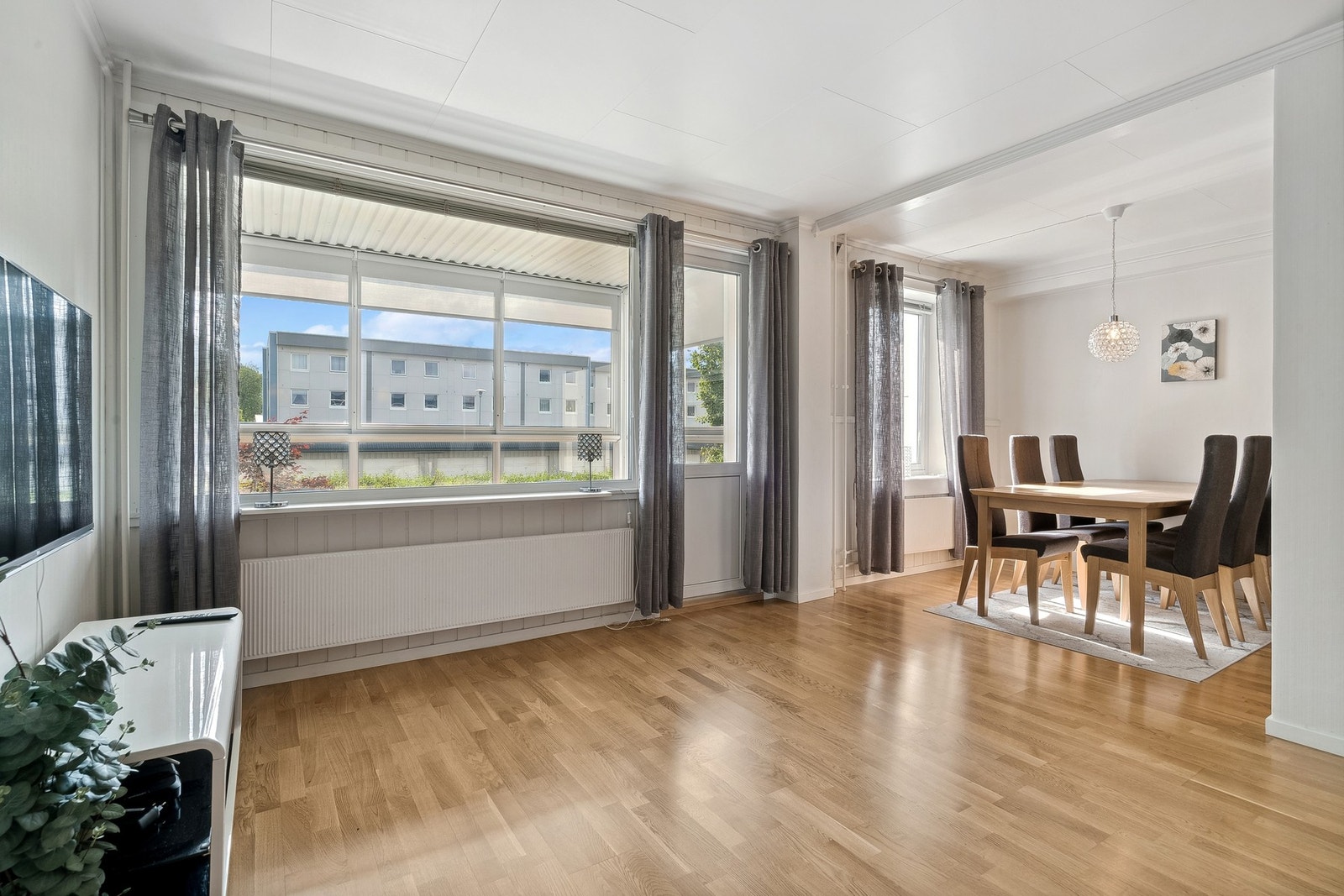 Innglasset balkong med lite innsyn Galleribilde