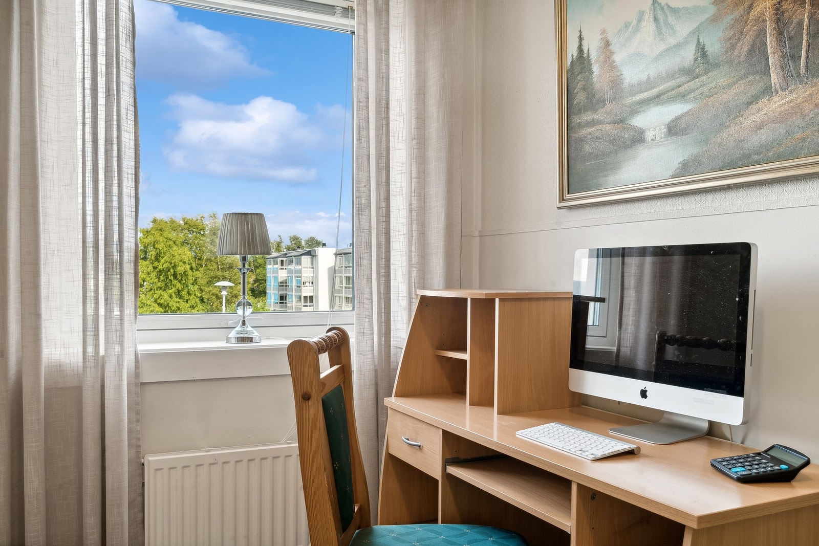 Det ene soverommet er brukt som kontor. Galleribilde