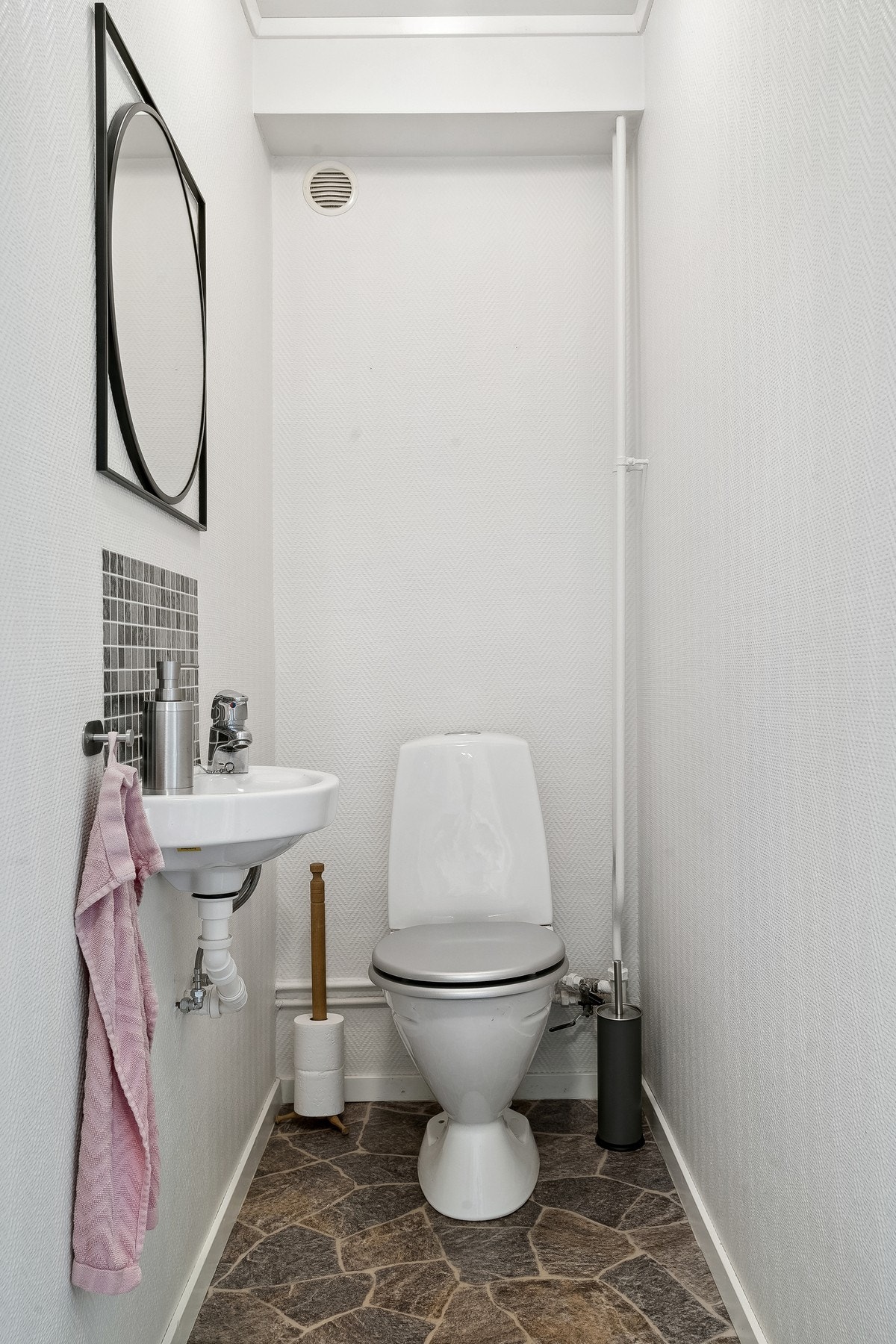 Separat toalett. Vegg i vegg med badet Galleribilde