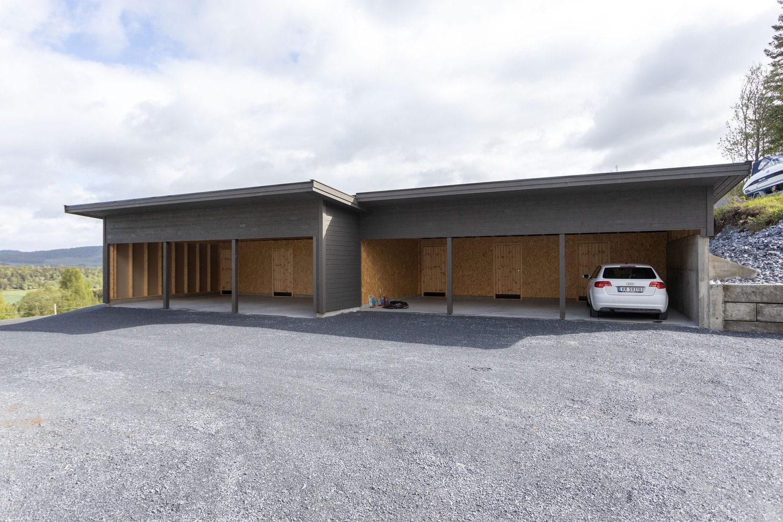 Endeplass (til venstre) i carport Galleribilde