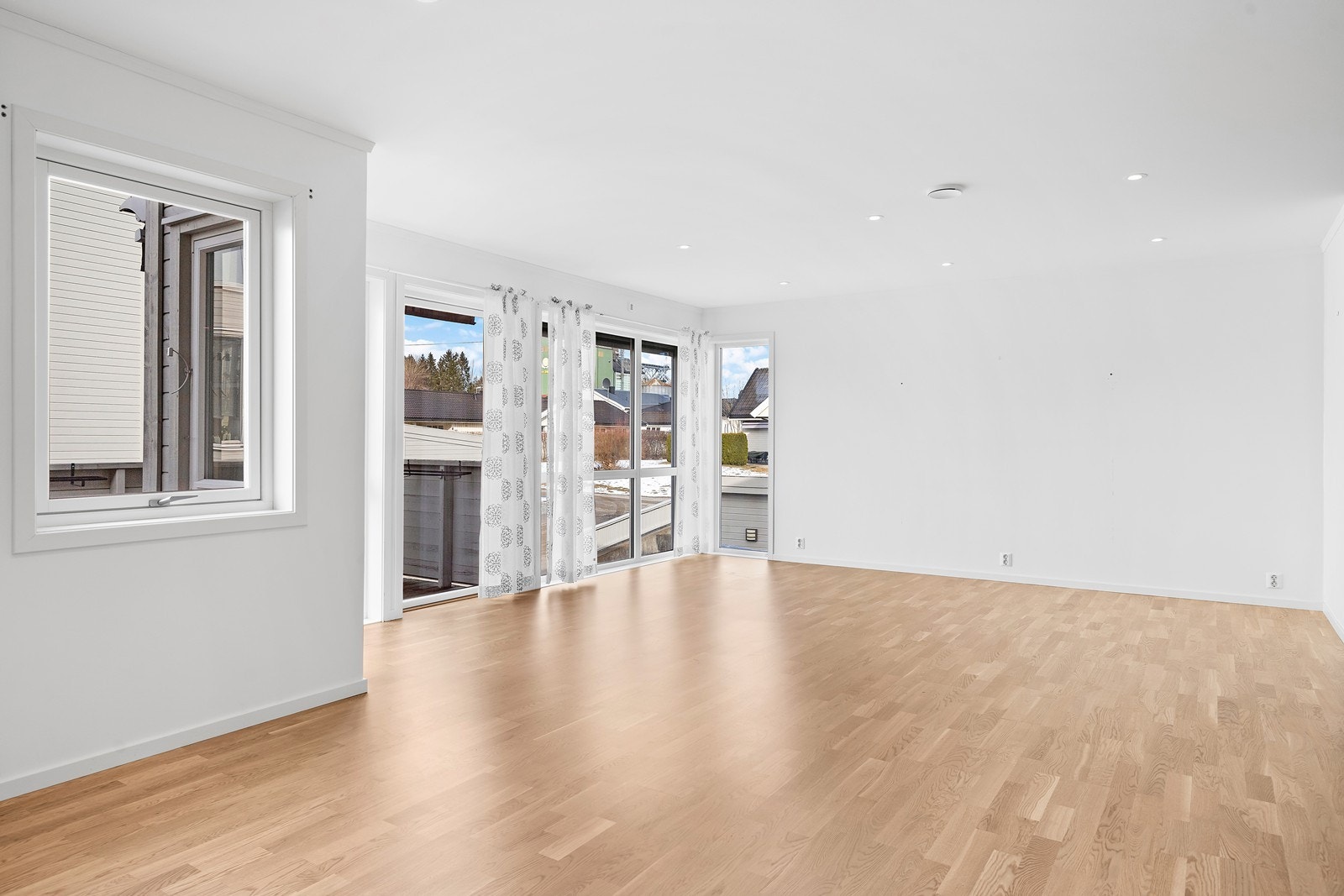 Stor, lys stue med utgang til balkong Galleribilde