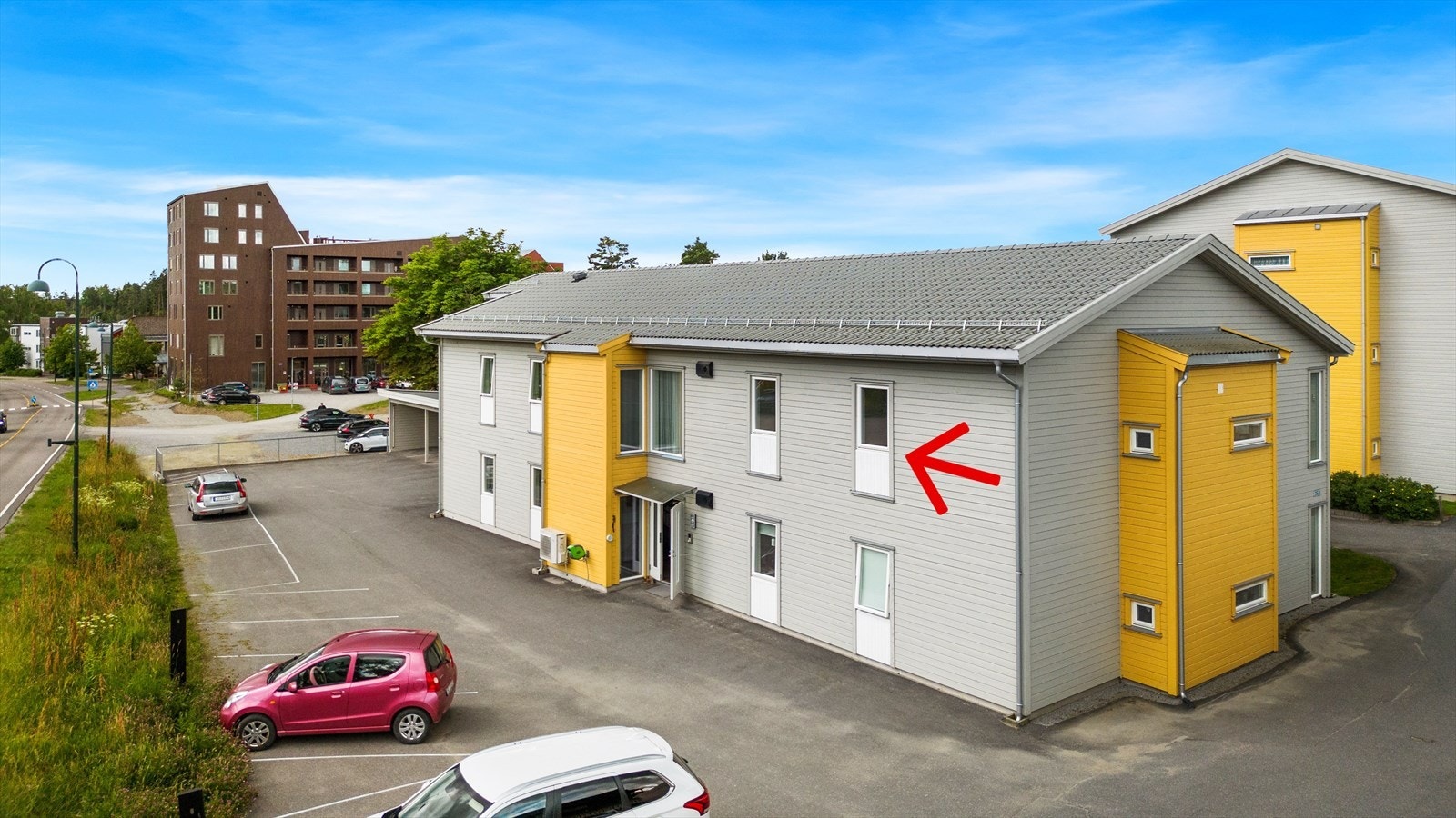 Inngangssiden. Gode parkeringsmuligheter på gårdsplass samt i carport Galleribilde