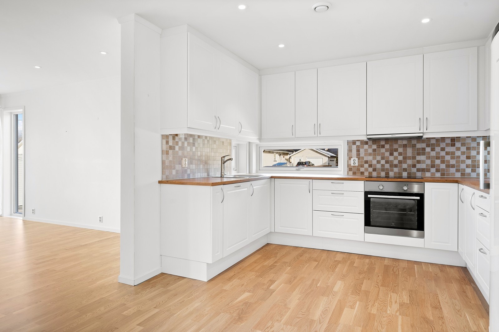 Praktisk, pent kjøkken med hvitevarer Galleribilde