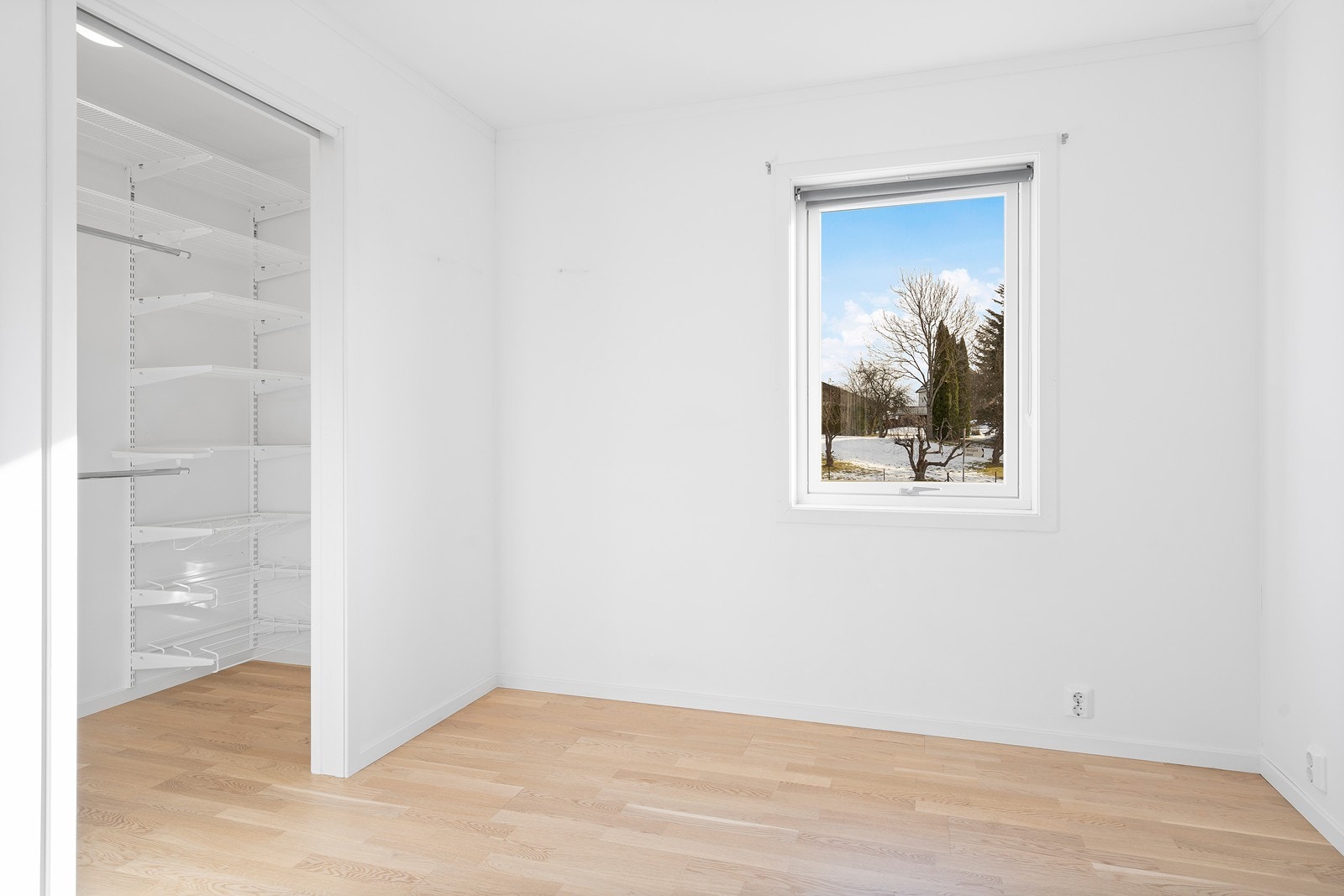 Soverom 2 med praktisk garderobeløsning innenfor Galleribilde