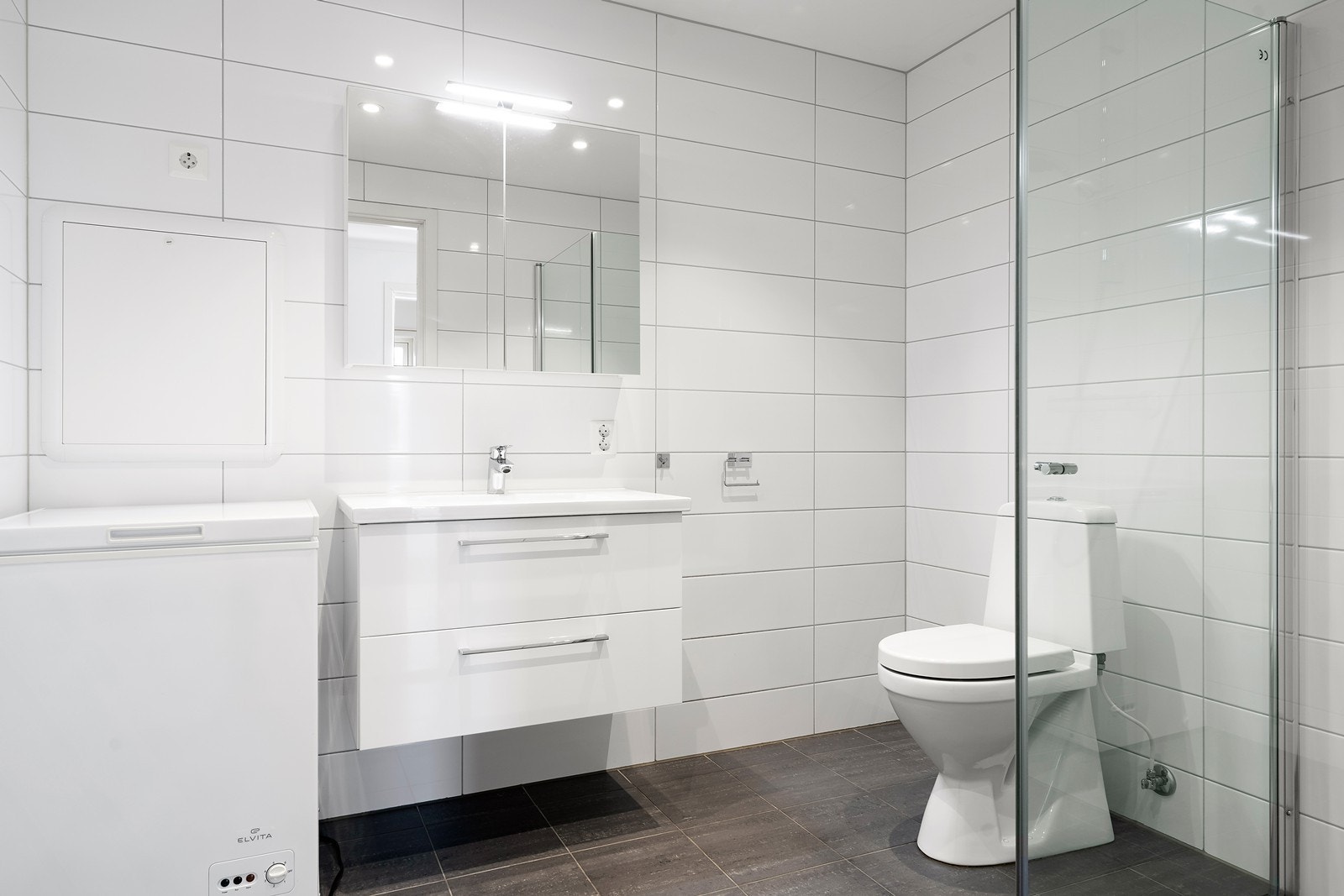 Pent, praktisk dusjbad med plass og opplegg for vaskemaskin Galleribilde