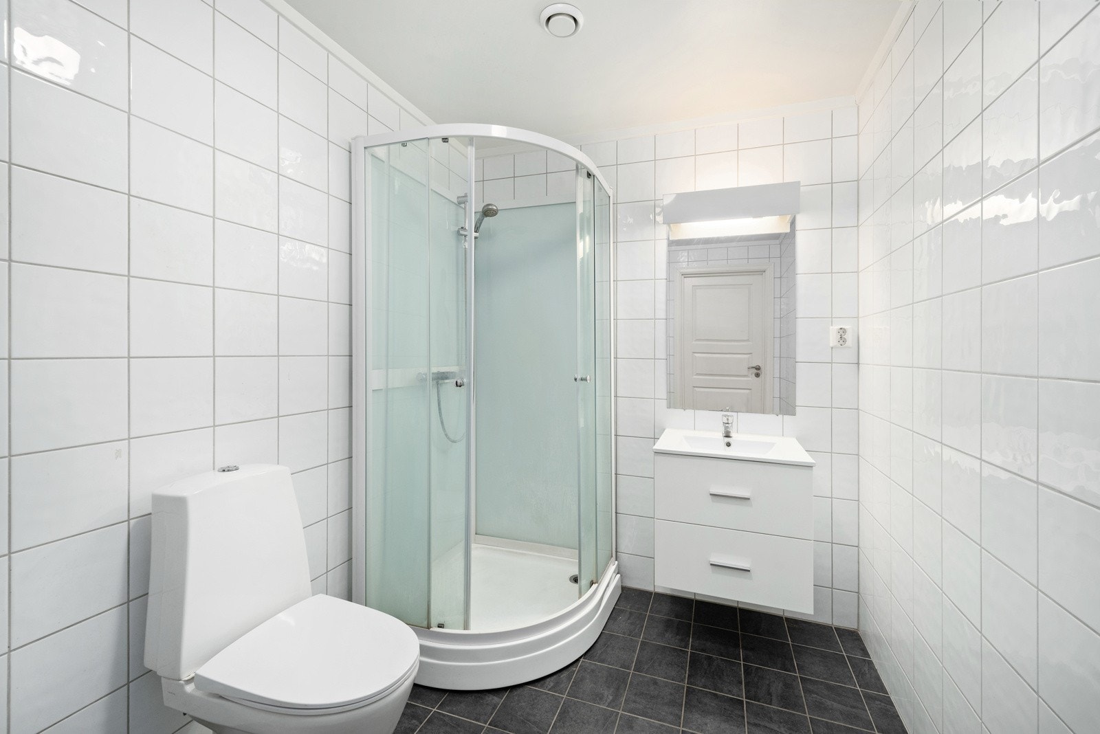 Bad med avsatt plass til vaskemaskin. Fliser på gulv og vegg Galleribilde