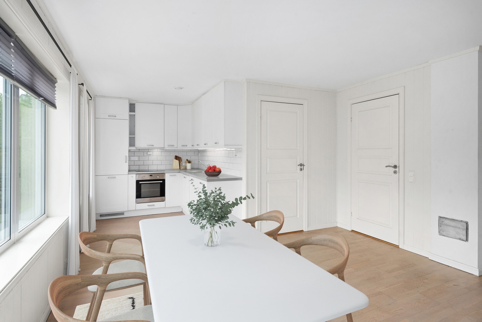 Klassisk kjøkkeninnredning med tidløse, slette fronter og benkplate av laminat. Digitalt innredet bilde. Galleribilde