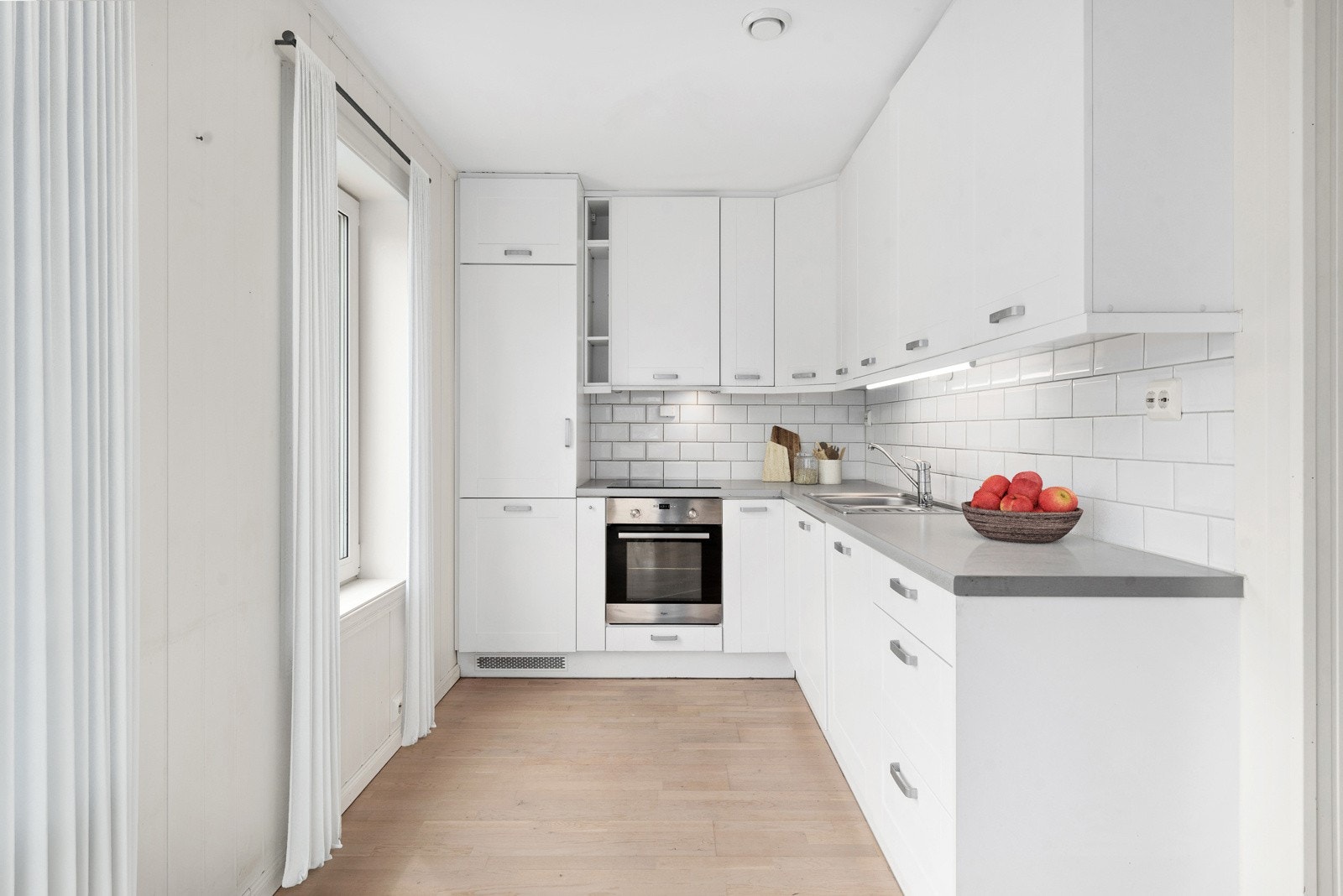 Hvitevarer som kjøleskap med frys, oppvaskmaskin, stekeovn og koketopp medfølger. Galleribilde