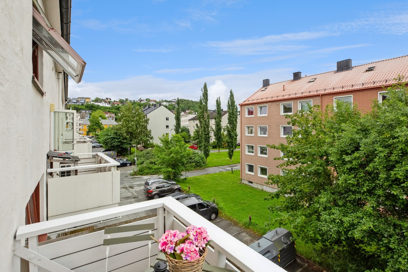 Balkongen er vestvendt og byr på gode solforhold. Den fine beliggenheten i 3.etasje gjør at sola kan nytes lenge. Galleribilde