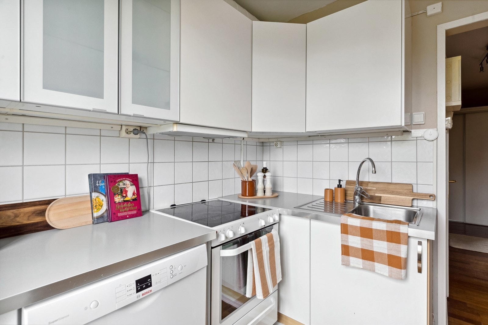 Kjøkkenrommet er på 6m². Hvitevarer som komfyr, oppvaskmaskin og kjøleskap medfølger handelen. Galleribilde