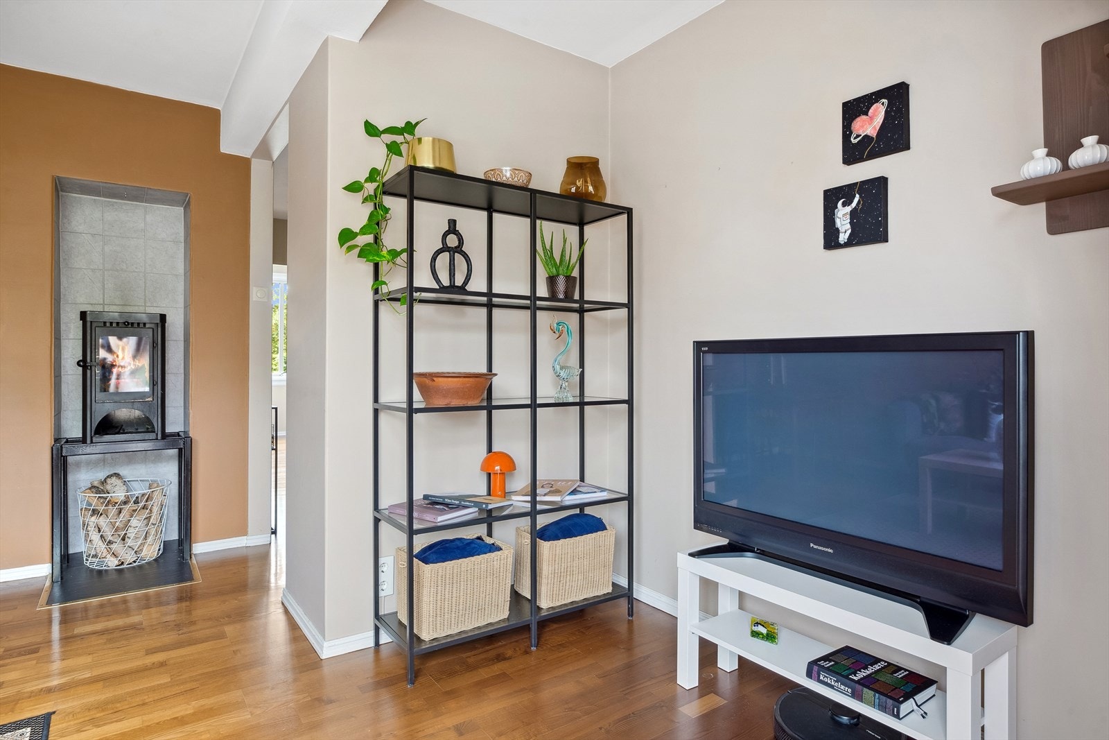 Det er mye inkludert i månedlige felleskostnader, som blant annet kabel-tv, internett, vask av fellesarealer og felles byggforsikring mm. Galleribilde