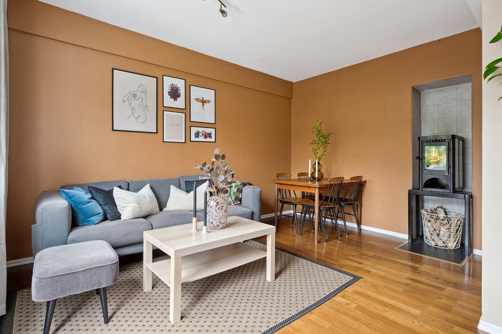 Leiligheten varmes opp via elektrisitet og vedfyring. Sistnevnte er en både trivelig og økonomisk måte å varme opp leiligheten på. Galleribilde