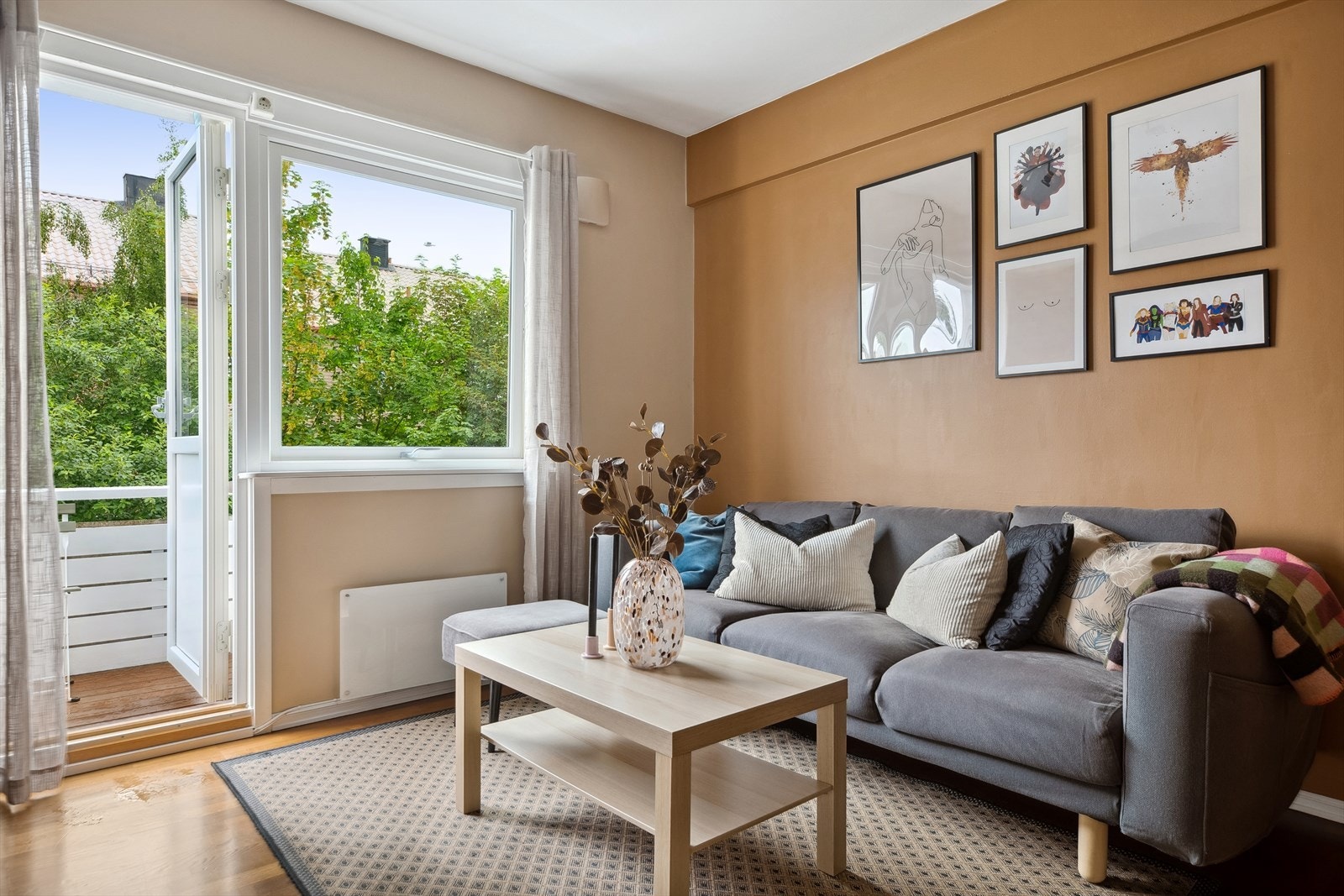 Her bor du sentralt til med gang- og sykkelavstand til alt av fasiliteter. Det er også kort vei til flere studiesteder. Galleribilde