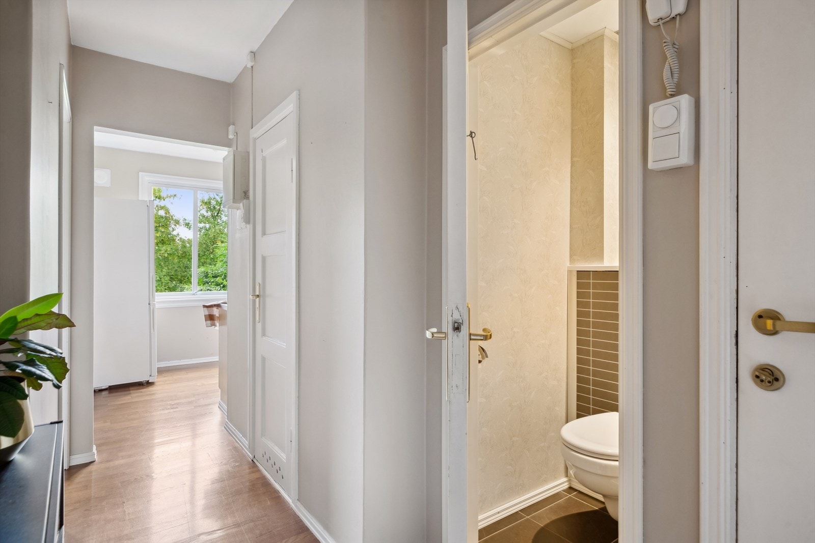 Praktisk adskilt toalettrom på 1m². Galleribilde