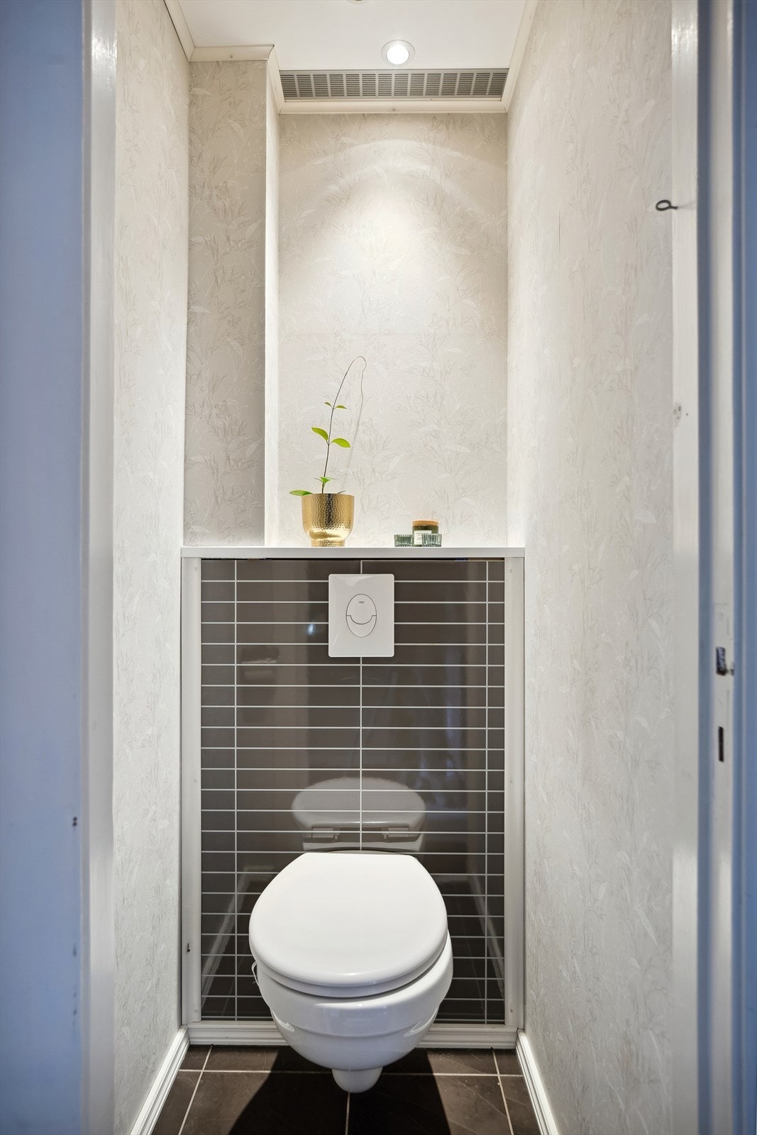 Toalettrommet er utstyrt med vegghengt toalett. Galleribilde