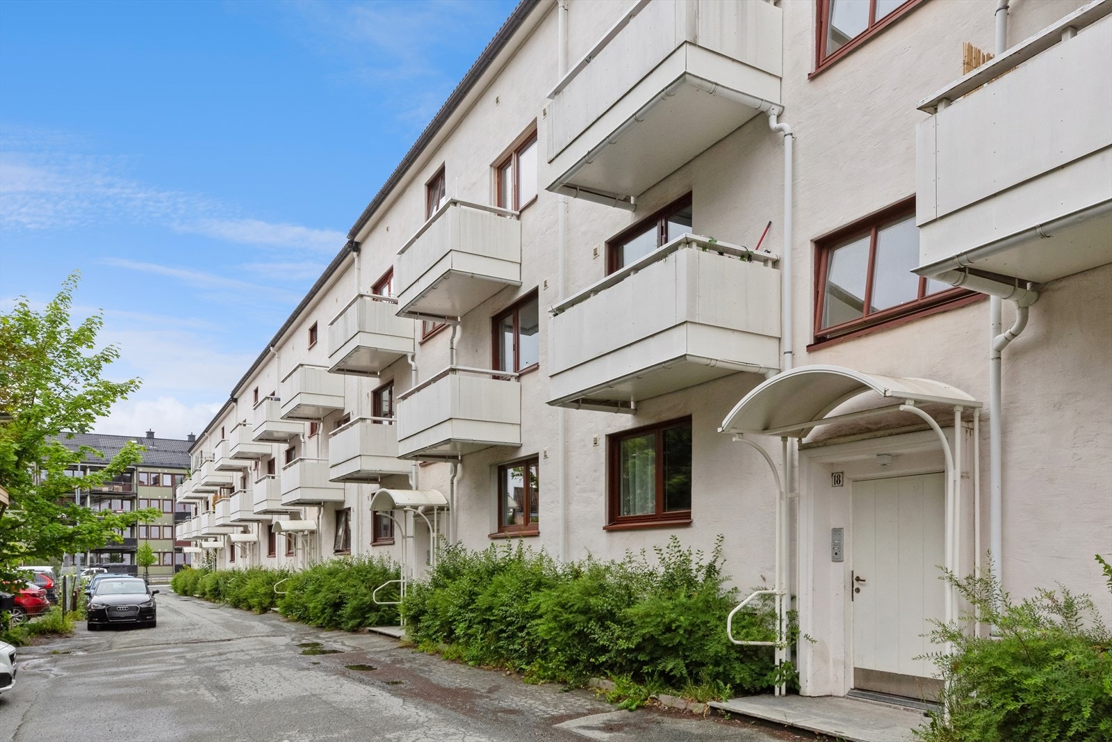 Fasade. Sameiet har egne parkeringsplasser på tomta som fordeles etter mottatt-dato på søknad. Det er i tillegg godt tilbud av kollektivtransport i umiddelbar nærhet. Her får du både togstasjon og bussholdeplass innen kort gangavstand. Galleribilde