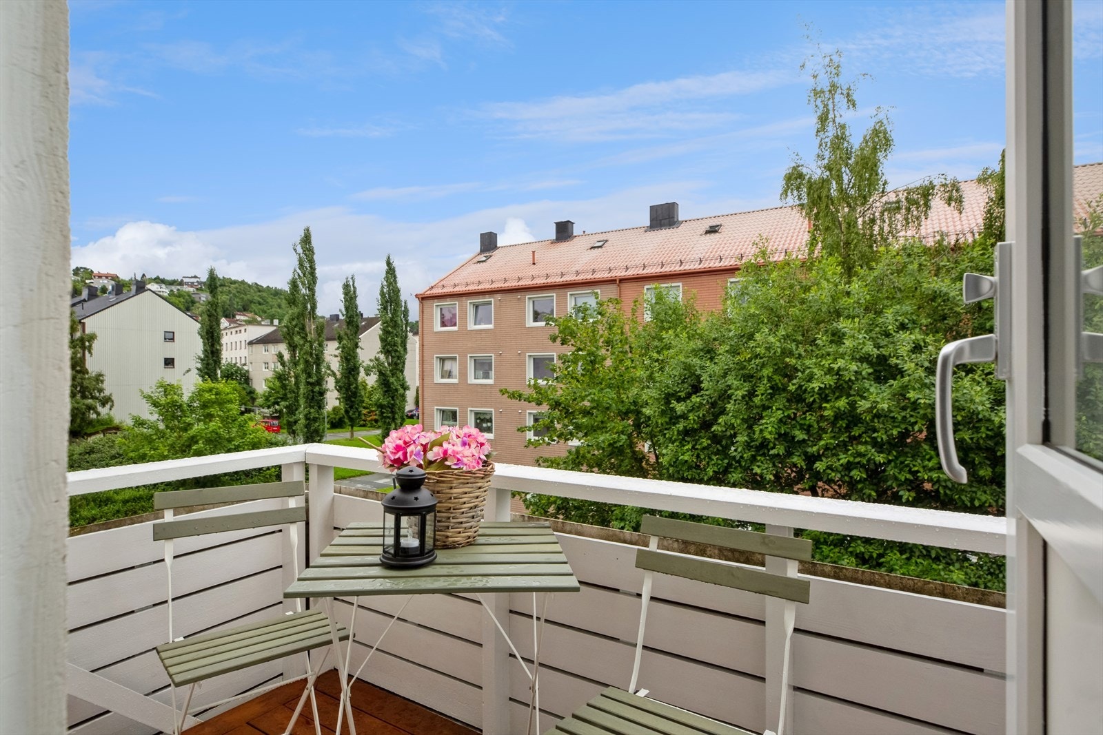 Fra stue er det utgang til leilighetens balkong på 3m². Galleribilde