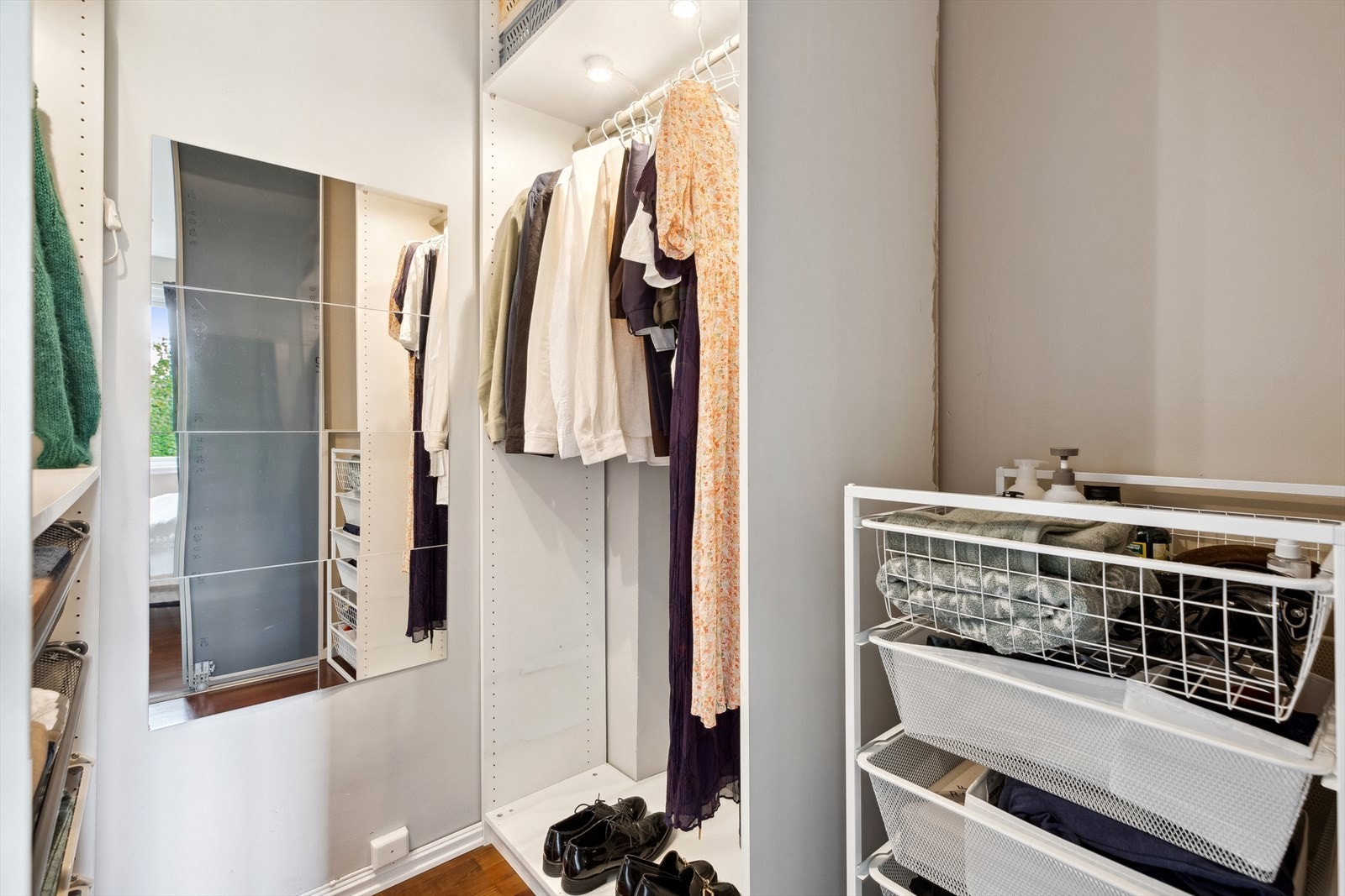 Garderoberommet egner seg perfekt til oppbevaring av klær, samt støvsuger og andre renholdsartikler. Galleribilde