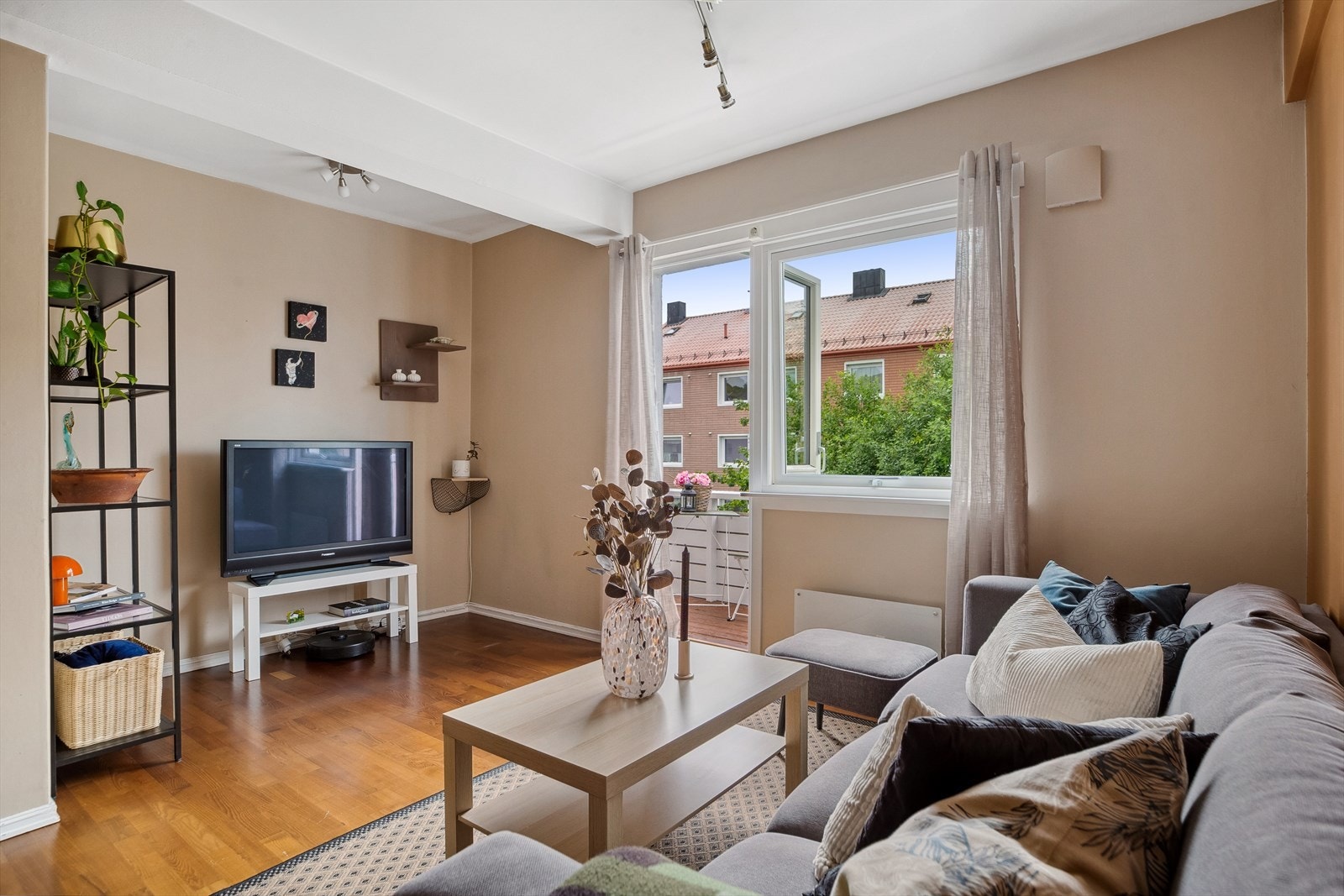 Leiligheten byr blant annet på en romslig stue på 16m² med gode muligheter for møblering i ulike soner. Galleribilde