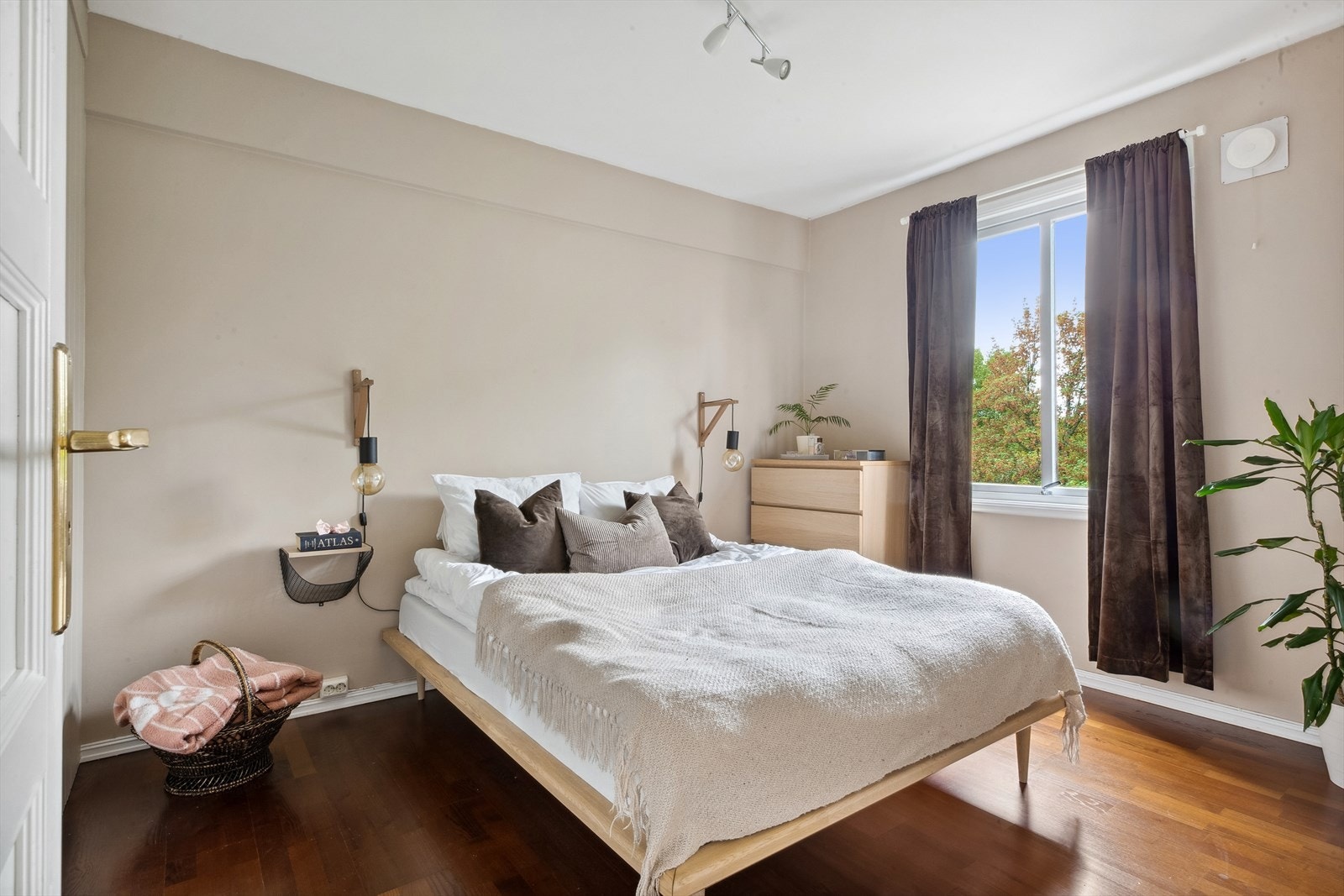 Leilighetens soverom er på hele 15m² og har god plass til ønsket sengestørrelse med tilhørende møblement. Galleribilde