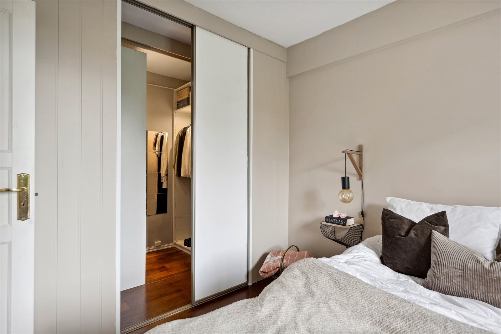 Innenfor soverommet er det etablert en innholdsrik og praktisk walk-in garderobe. Galleribilde