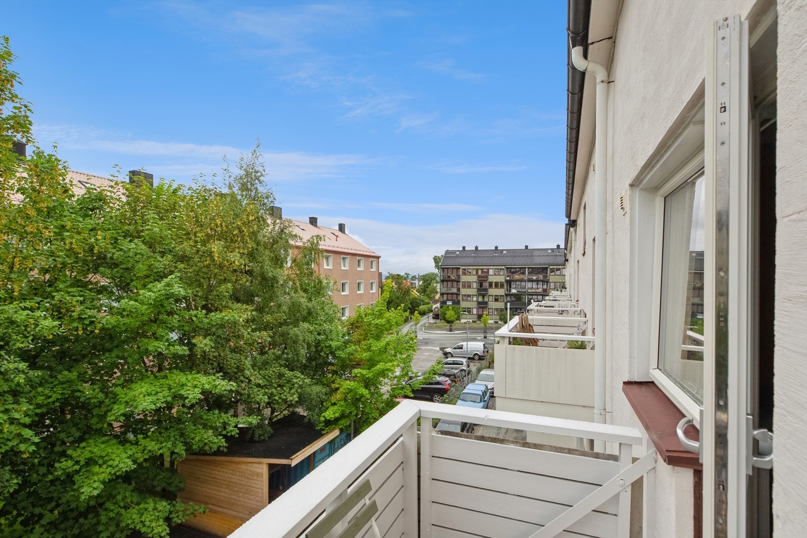 Utsikt utover nærområdet fra balkongen. Det er flere fordige og opparbeidede grøntarealer i tilknytning til sameiet. Det er også kort vei til flotte Lademoparken. Galleribilde