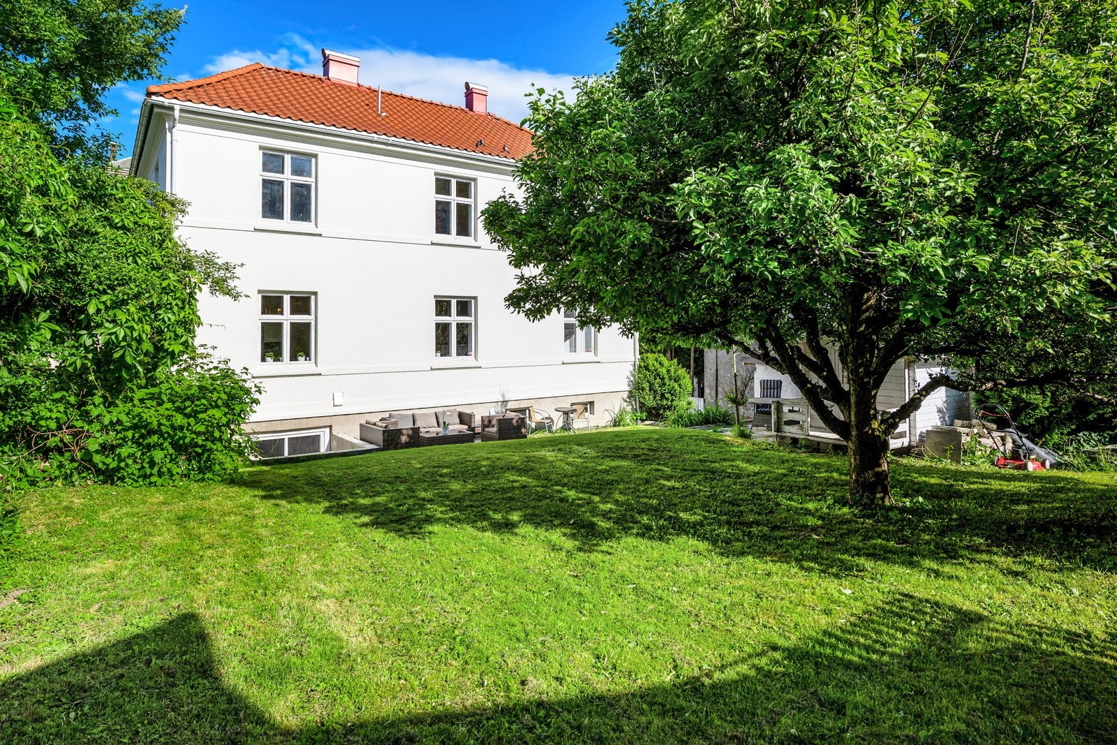 Velkommen til et av Haldens flotteste villaområder som har en sentralt og etterspurt beliggenhet ved foten av Rødsberget. Området er ofte omtalt som "Det engelske kvarter" på bakgrunn av den flotte villabebyggelsen i mur. Galleribilde