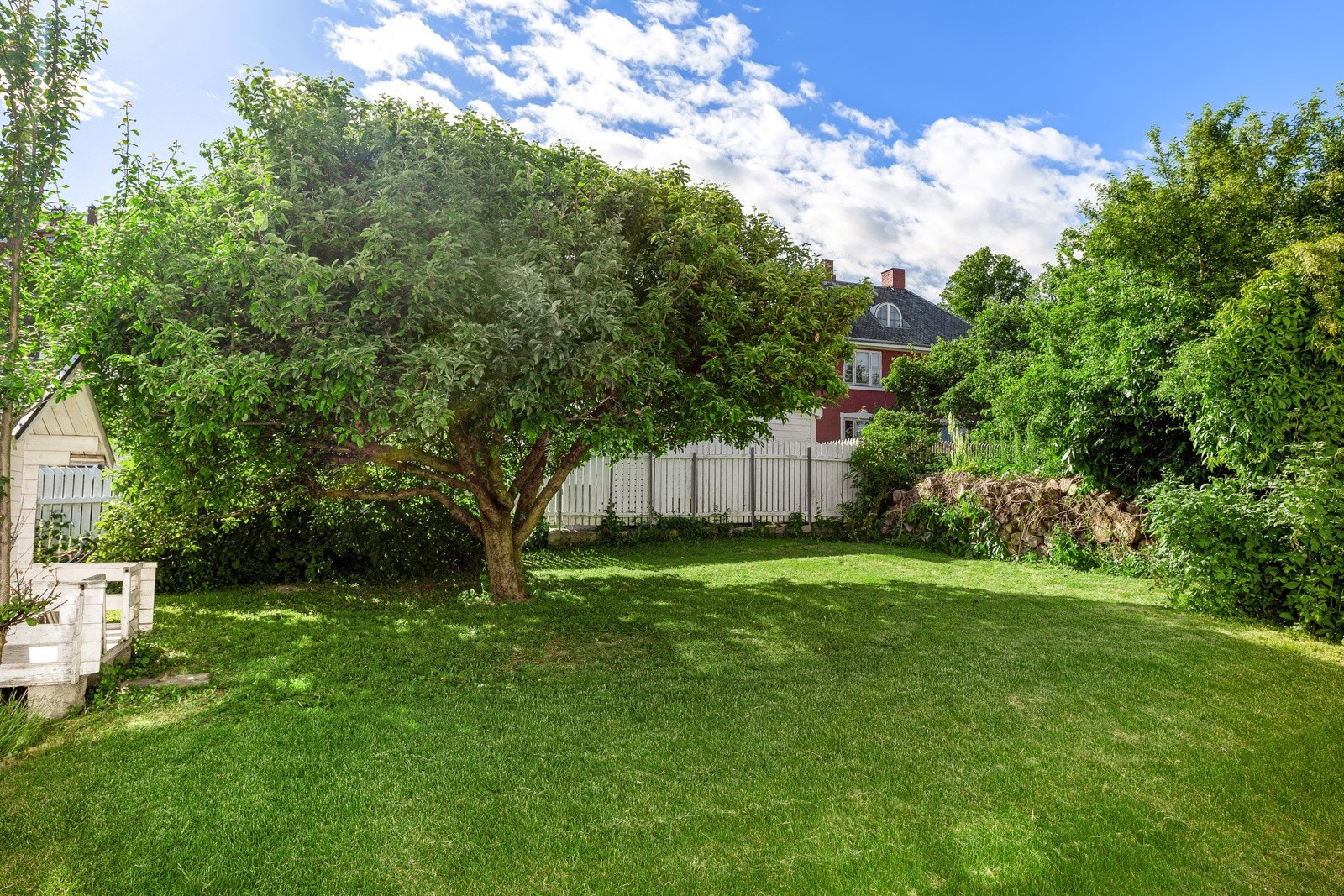 På eiendommen finnes også bla. en stor Rhododendron , nypebusker, syriner og stauder som kommer år etter år. I tillegg: Rips- og bringebærbusker, markjordbær og et gedigent gammelt epletre med fantastiske epler. Galleribilde