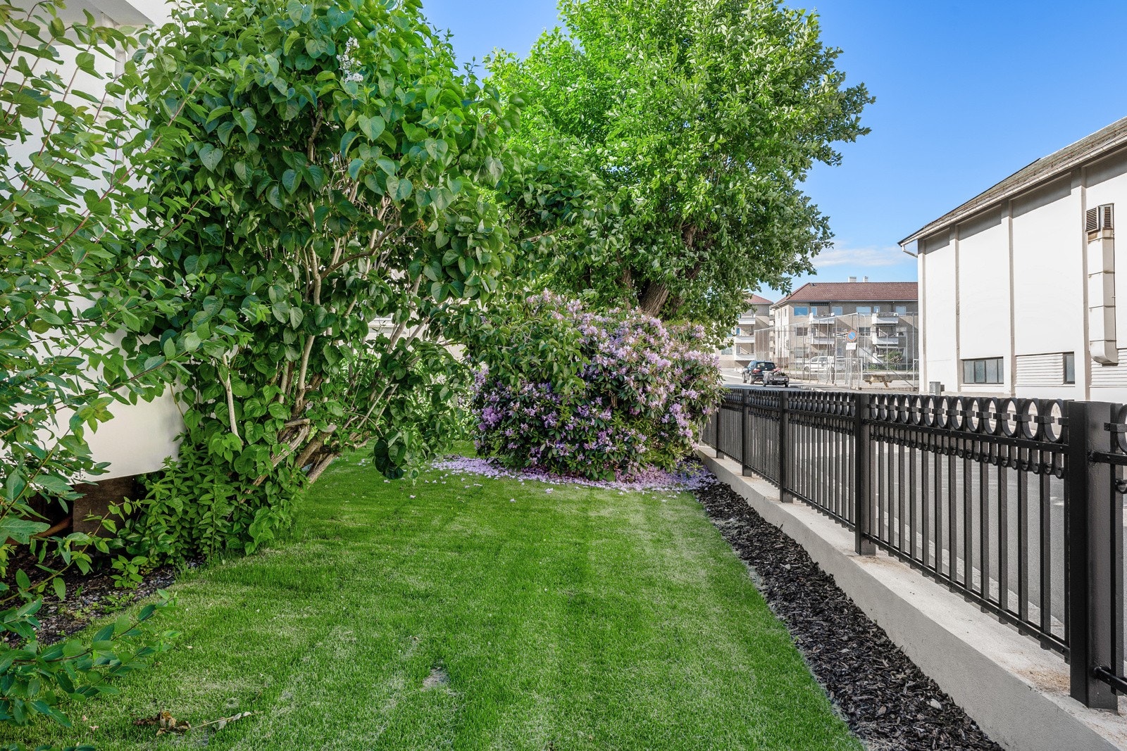 Flott opparbeidet og rikt beplantet tomt med forhave og idyllisk bakhave. Frokostveranda med utgang fra stuen. Galleribilde
