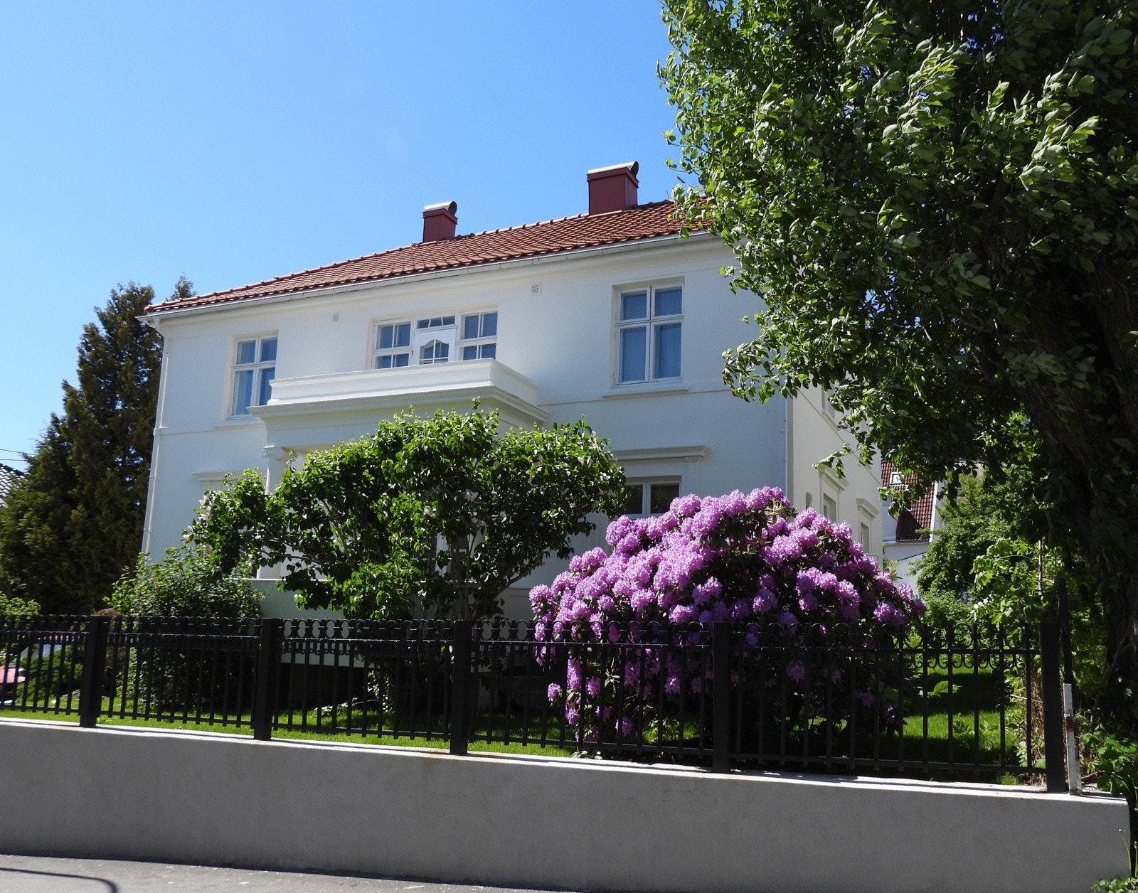 Fasade fra veien Galleribilde