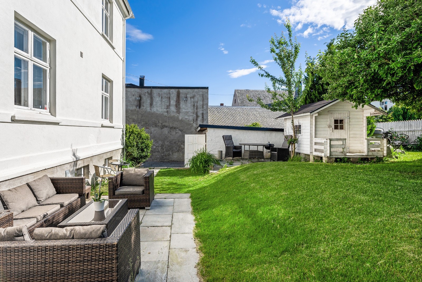 Her sitter du godt skjermet for innsyn, med hekk, bærbusker og et unikt epletre som pryder hagen. Galleribilde