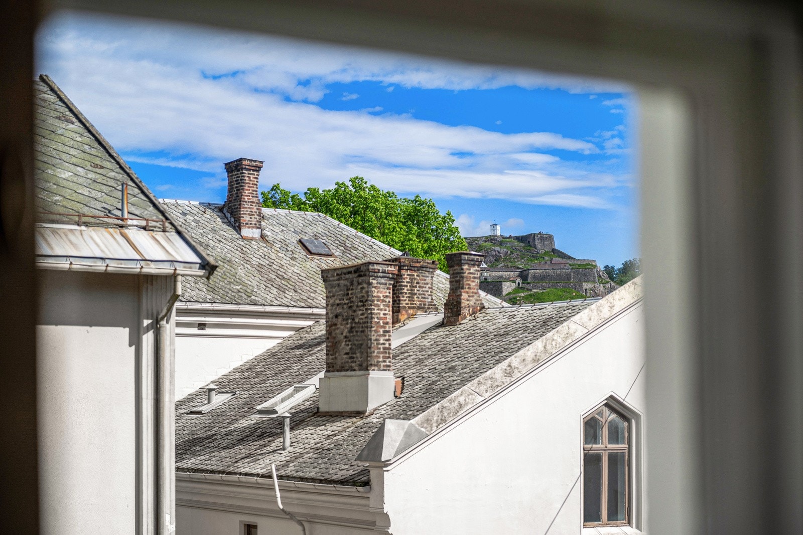 Karl Johans gate 12 er en ærverdig villaeiendom oppført 1925 i Halden sentrum. Stilen er nyklassisisme med søyler og ornamenter. Villaen er innholdsrik og svært påkostet med høy standard Galleribilde