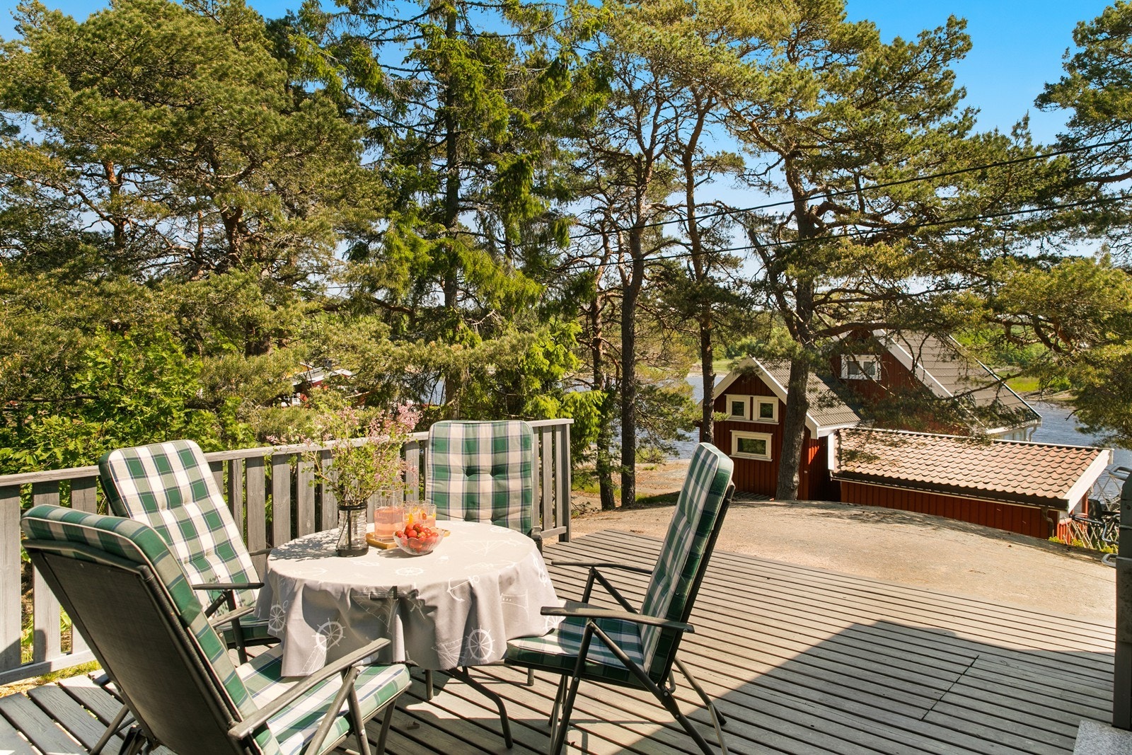Nyt late dager på terrassen med sol og sjøutsikt! Galleribilde
