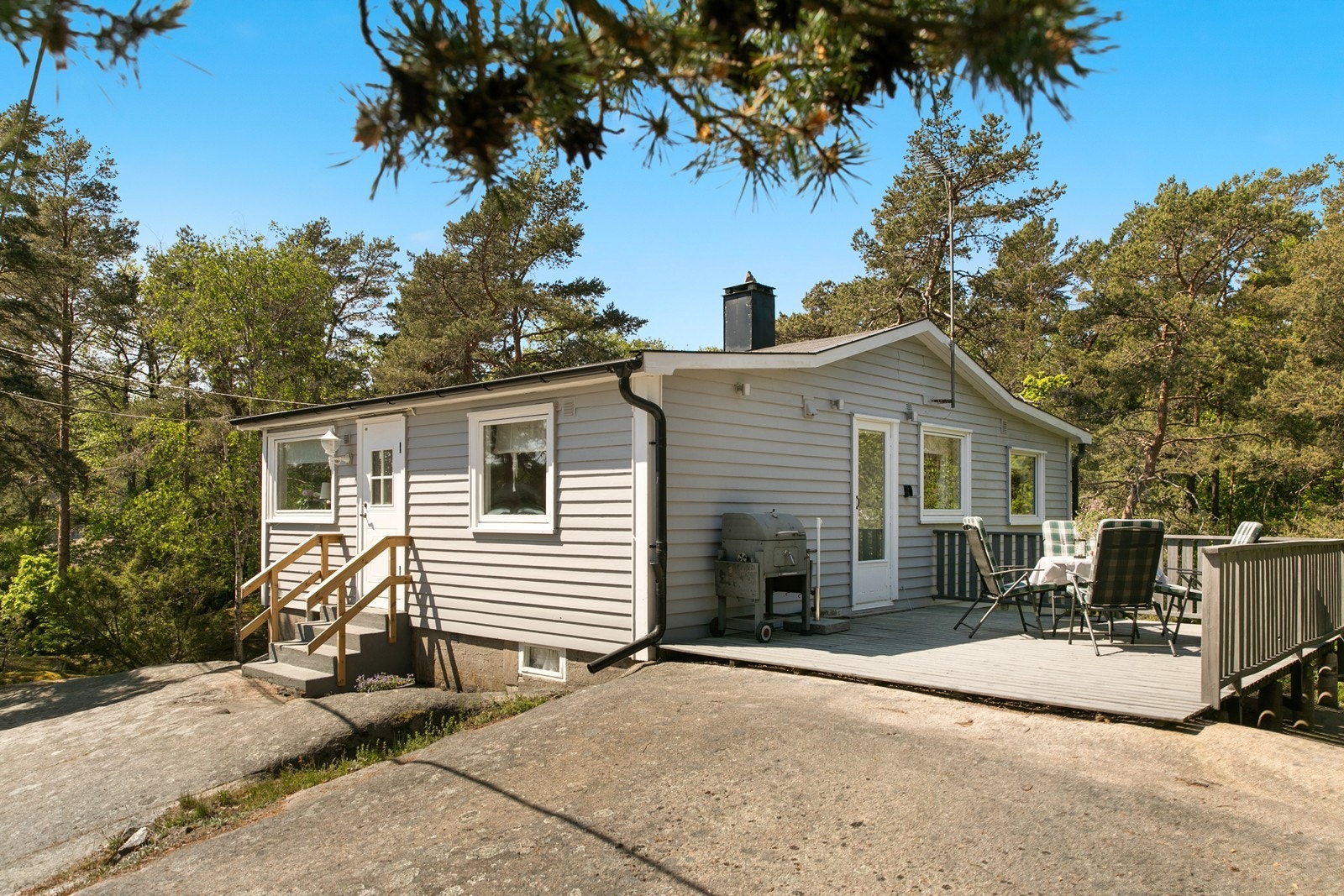 Koselig terrasse foran hytta med fine solforhold Galleribilde
