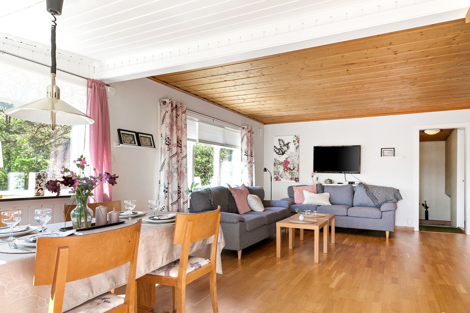 Spisestuen har plass til langbord om ønskelig Galleribilde